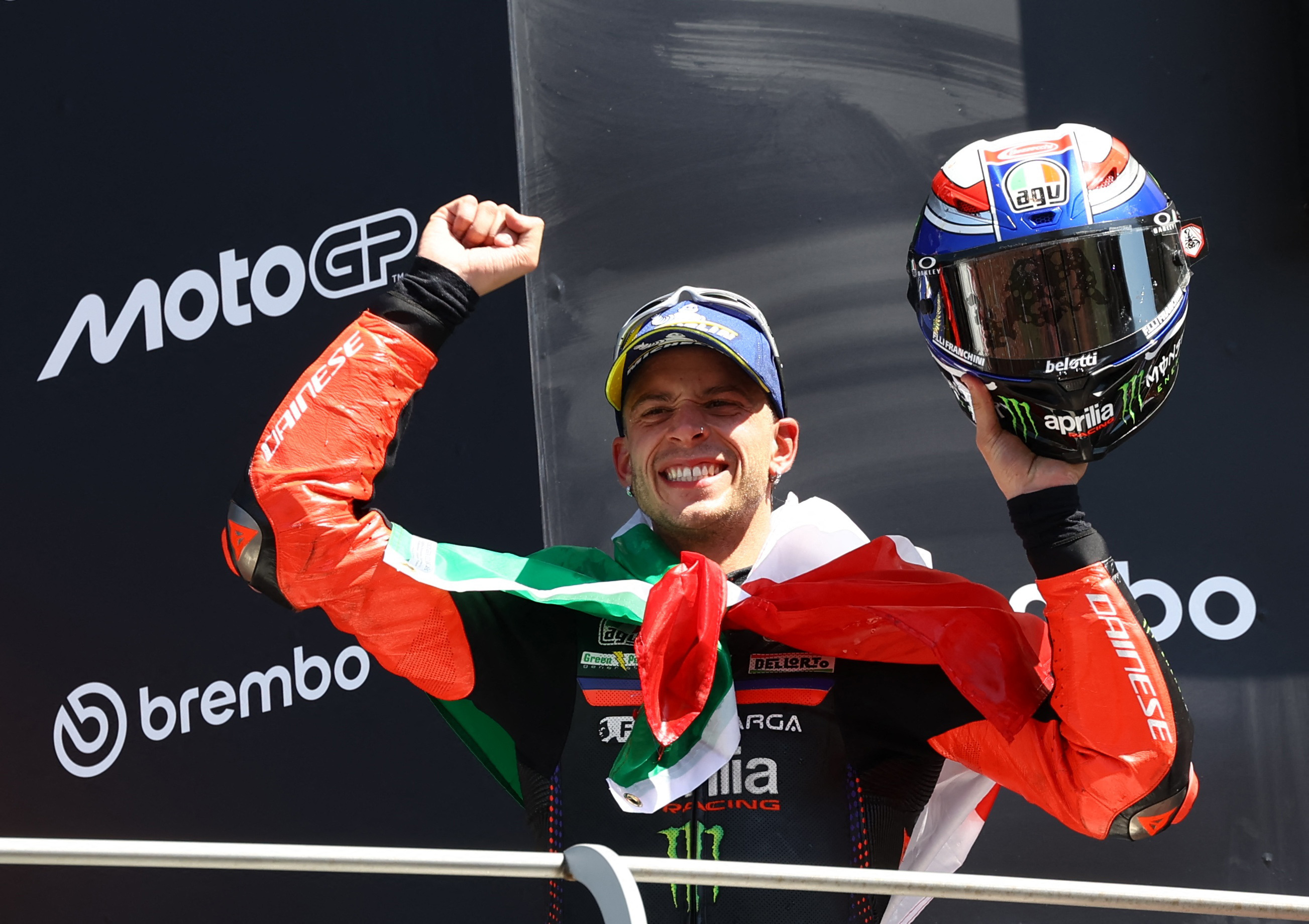 Esc&aacute;ndalo en el MotoGP: se cay&oacute;, le peg&oacute; un golpe en el rostro a un auxiliar y le prohibieron competir