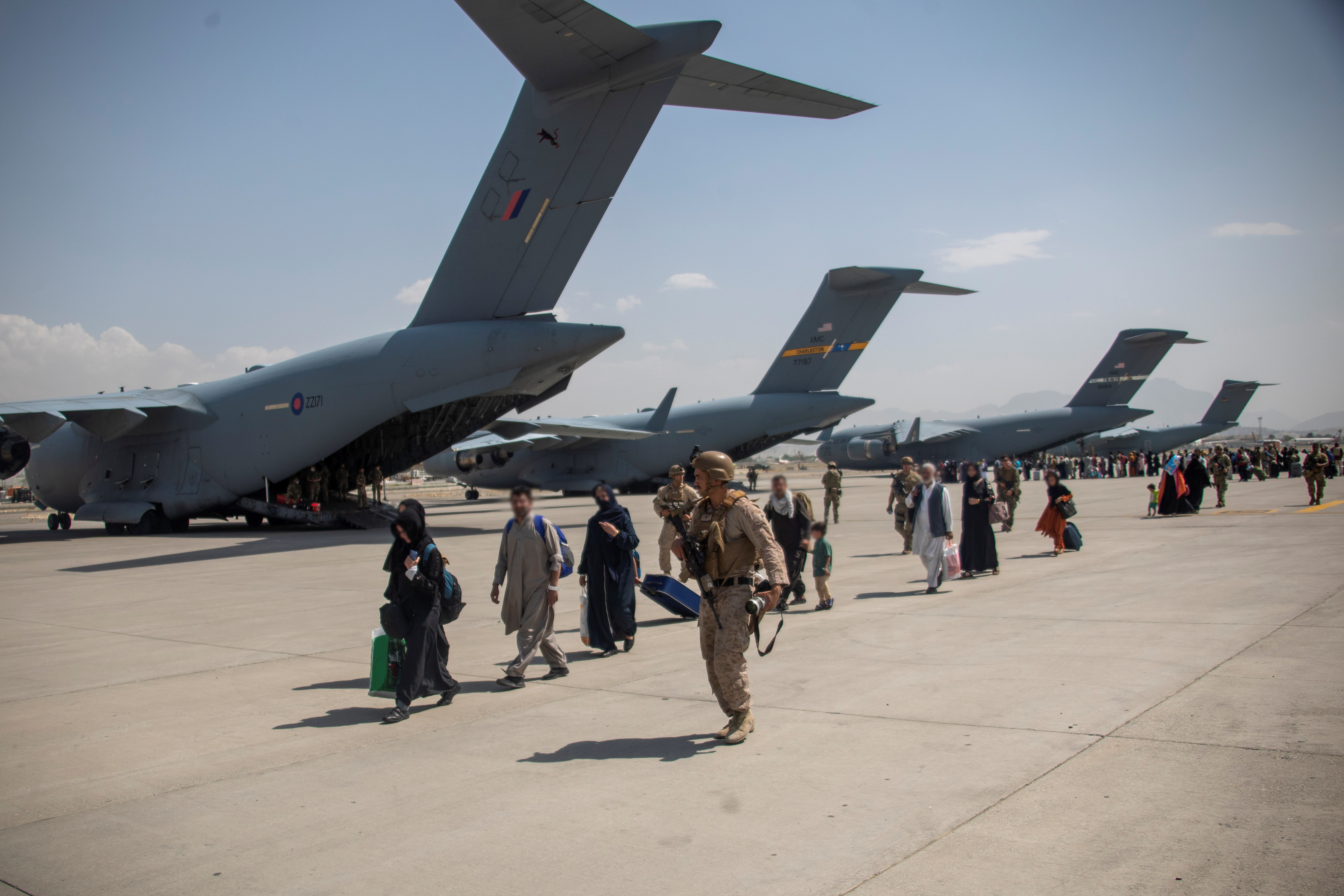 Miembros de las Fuerzas Armadas del Reino Unido en la evacuación del personal autorizado del aeropuerto de Kabul, en Kabul, Afganistán, del 19 al 22 de agosto de 2021, en esta fotografía obtenida por Reuters el 23 de agosto de 2021. LPhot Ben Shread / UK MOD Copyright de la corona 2021 / a través de REUTERS