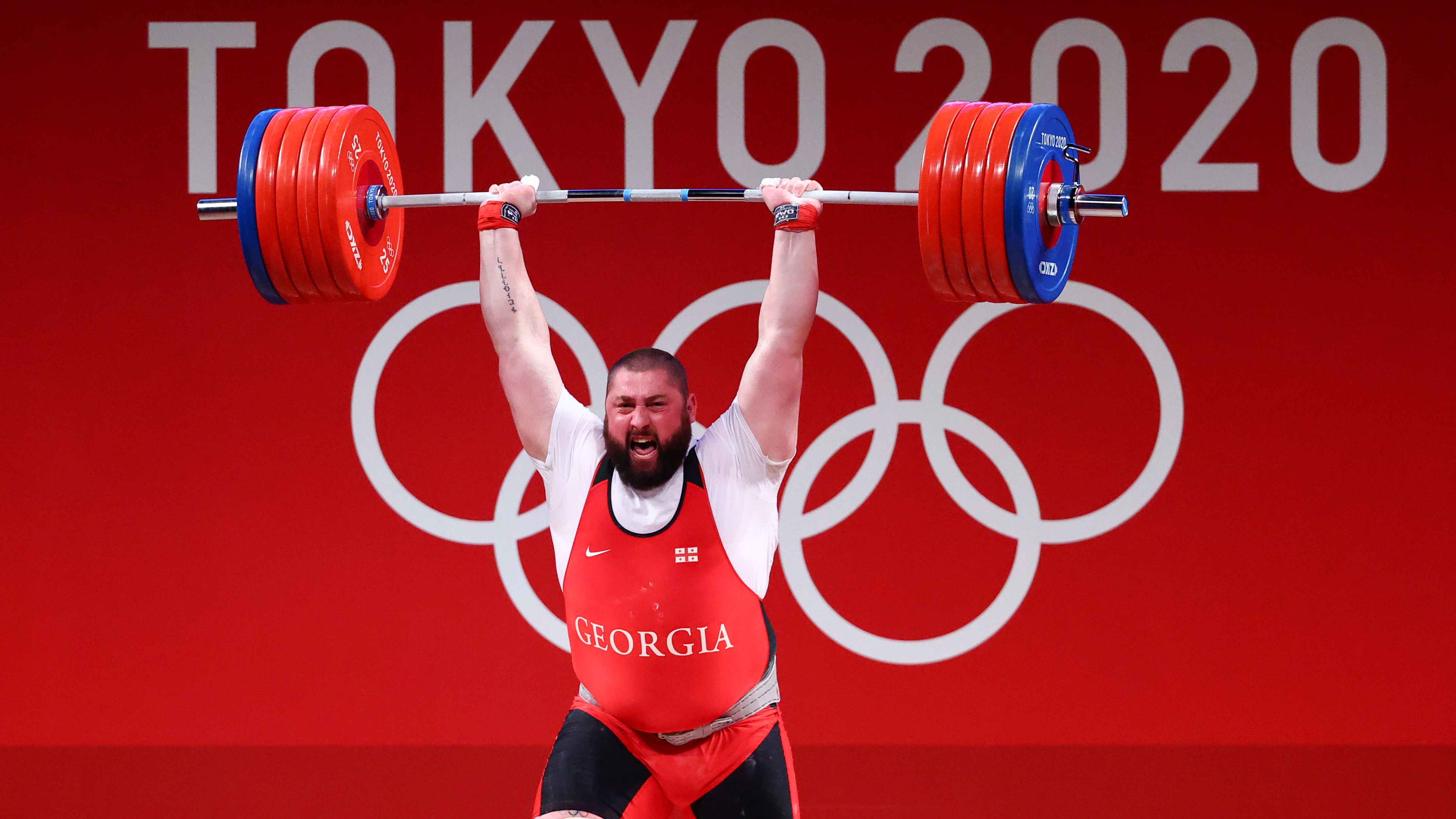 El impactante triple récord mundial y olímpico que logró un pesista de Georgia al levantar 488 kilos