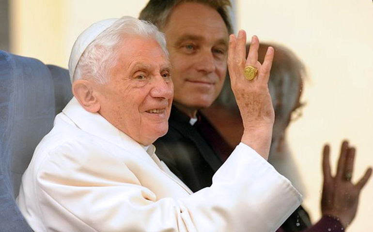 Tras su muerte, el papa emérito Benedicto XVI ha recibido calumnias que su secretario personal, monseñor Georg Gänswein, pretende desmentir en su libro de memorias "Toda la verdad", que saldrá a la venta en enero de 2023.