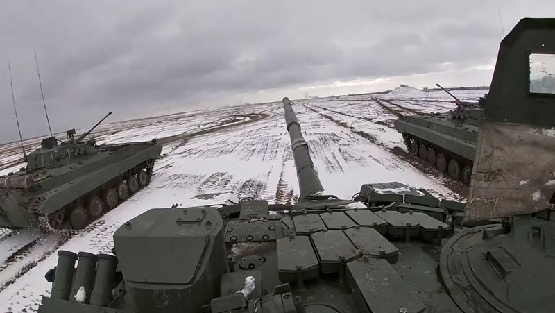 Tanques durante los ejercicios conjuntos de las fuerzas armadas de Rusia y Bielorrusia en un campo de tiro en Bielorrusia, en una captura de un vídeo publicado el 2 de febrero de 2022. (Ministerio de Defensa ruso/REUTERS)
