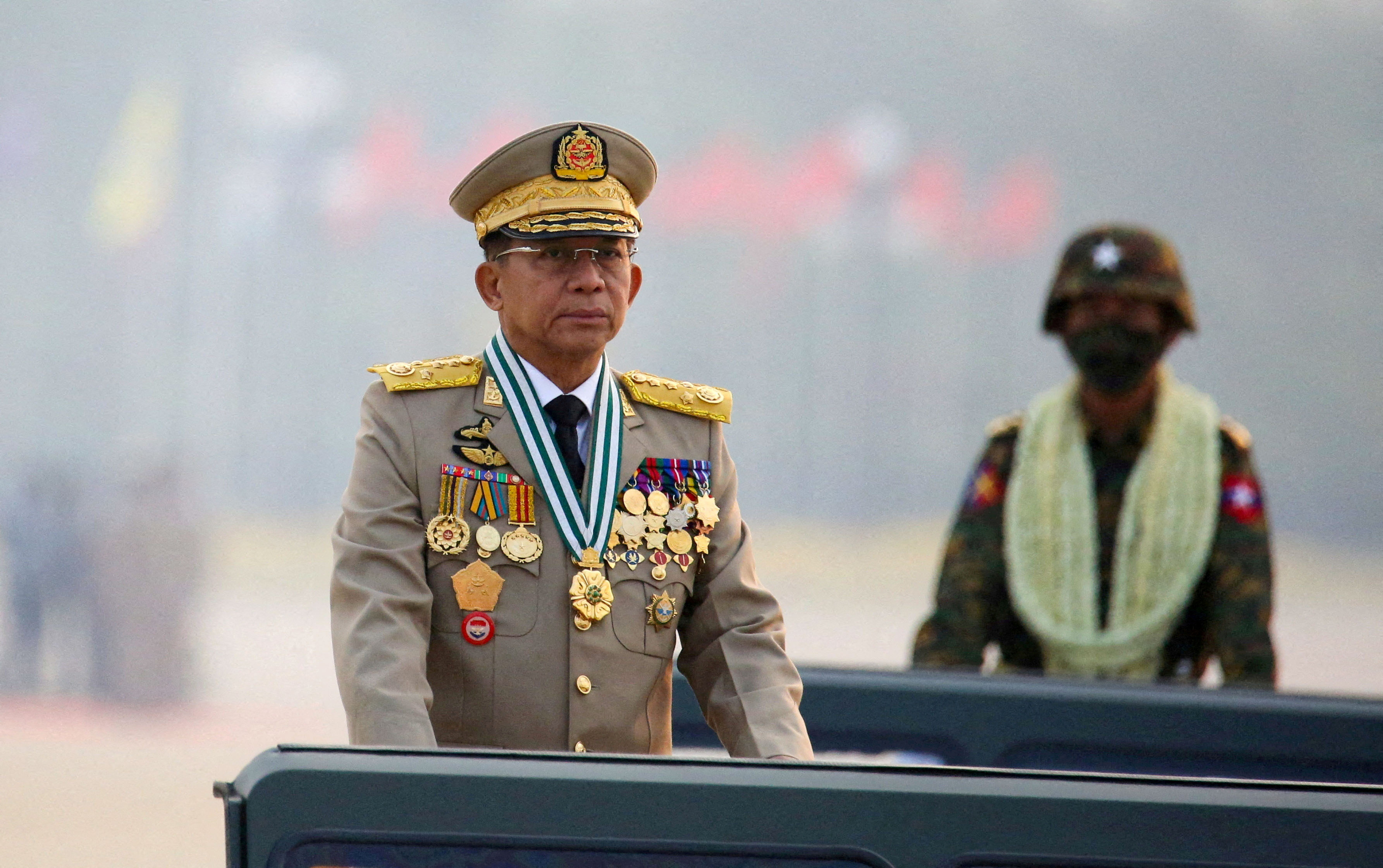 El jefe de la junta de Myanmar, el general superior Min Aung Hlaing, que derrocó al gobierno elegido en un golpe de Estado el 1 de febrero de 2021, preside un desfile del ejército en el Día de las Fuerzas Armadas en Naypyitaw, Myanmar, el 27 de marzo de 2021. REUTERS/Stringer/Archivo