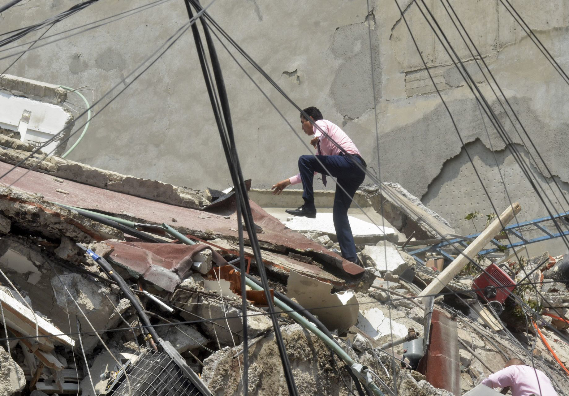 CIUDAD DE MÉXICO, 19SEPTIEMBRE2017.- Decenas de personas entre cuerpos de rescate y sociedad en general ayudan en las labores de rescate entre los escombros de edificios que colapsaron tras el fuerte sismo de 7.1 grados en escala de richter que se registró esta tarde en la Ciudad de México. En la imagen, un edificio derrumbado en la colonia Narvarte. FOTO: ARMANDO MONROY /CUARTOSCURO.COM