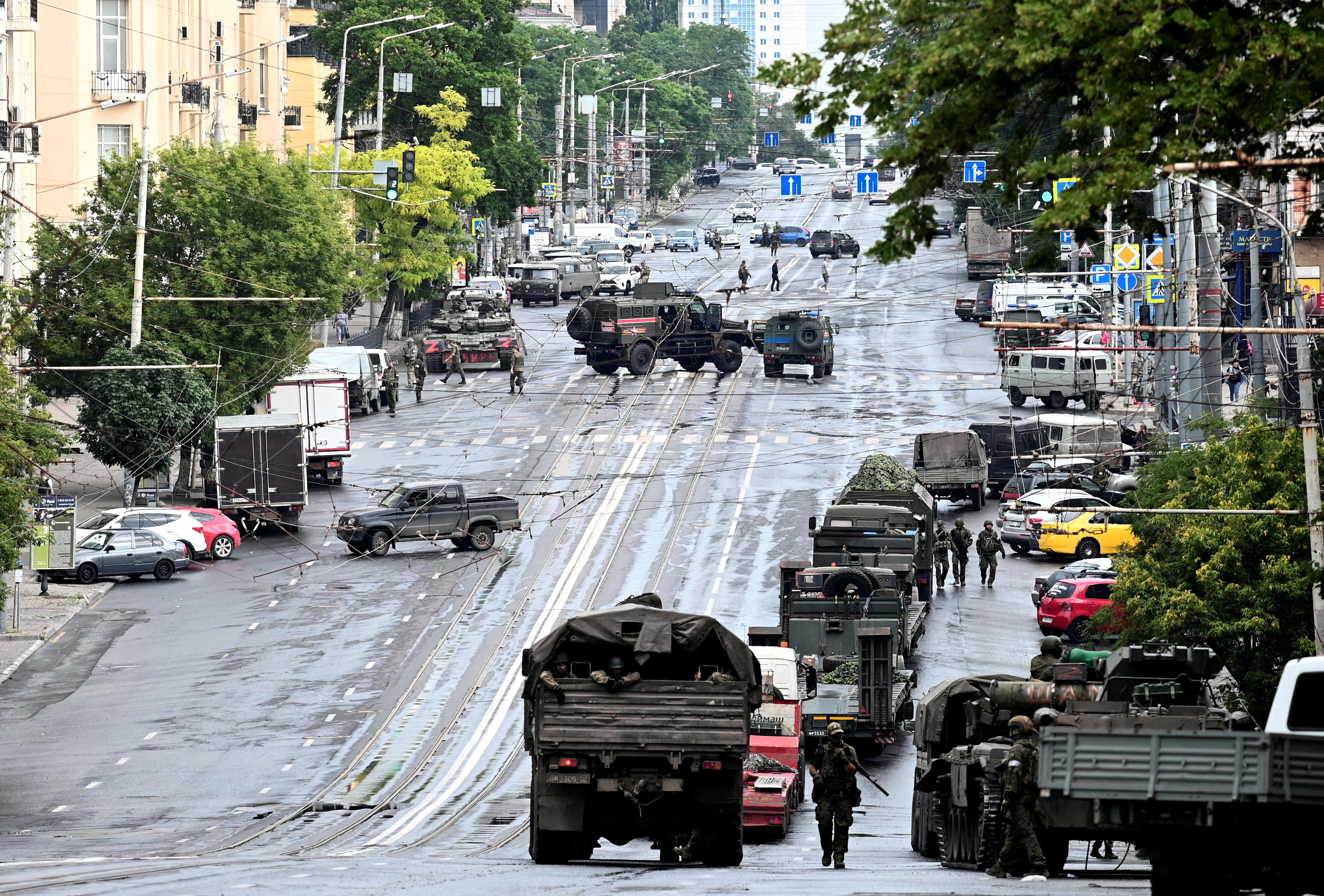 Combatientes de Wagner se despliegan en una calle cerca de la sede del Distrito Militar Sur en la ciudad de Rostov del Don, Rusia, este 24 de junio de 2023 (REUTERS/Stringer)