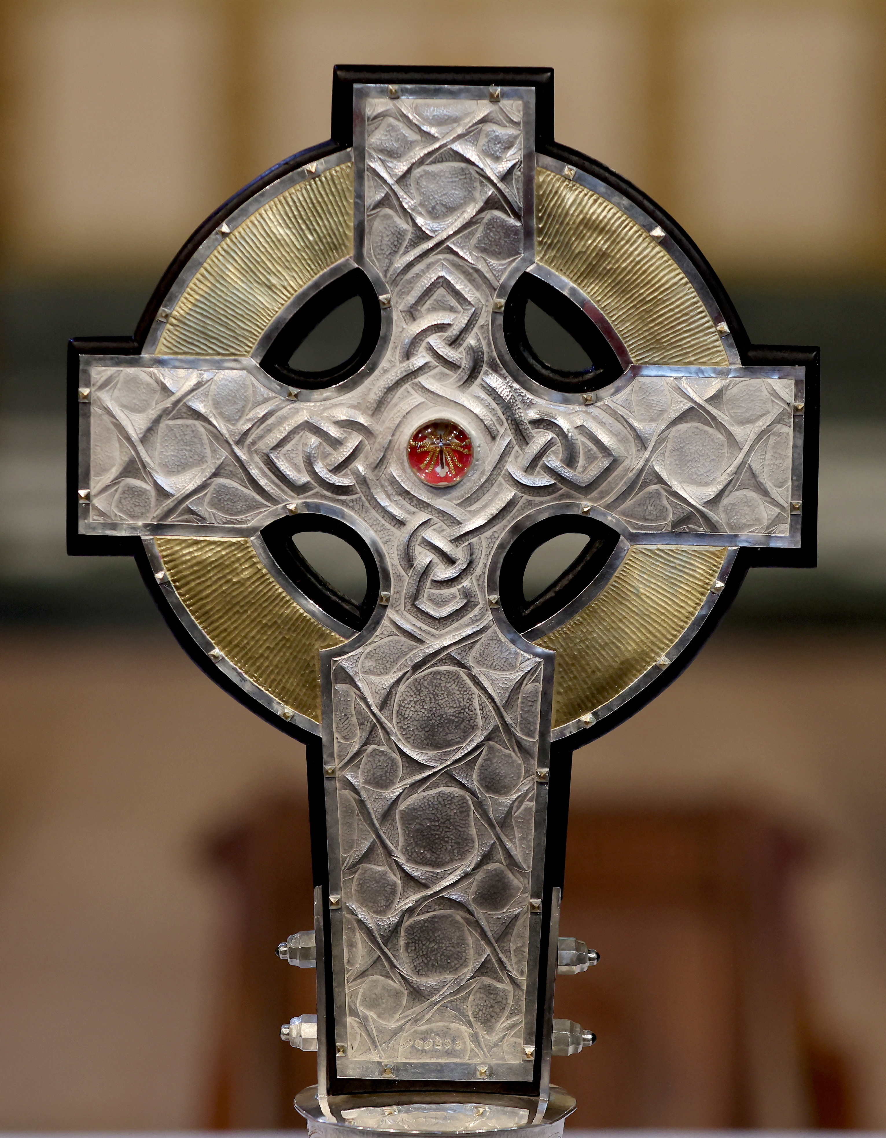 La nueva Cruz posee dos pequeños fragmentos, uno de 1 cm y otro de 5mm (REUTERS)