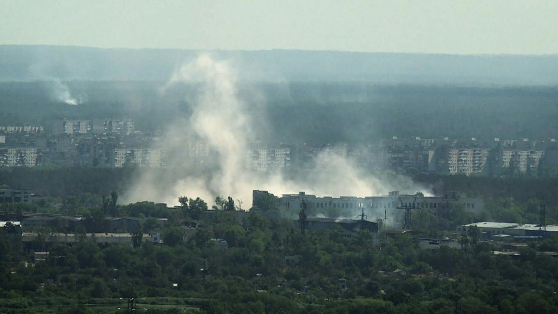 Las fuerzas ucranianas se retirarán de Severodonetsk, informó el viernes una autoridad local, un importante avance para las tropas rusas en un su intento ganar territorio en la zona oriental del Donbás.
