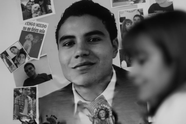 Alexandra Córdova mantiene las fotografías de su hijo en la sala de su casa. Son las memorias del joven universitario que la ayudan a continuar exigiendo justicia. (Luis Mariño Carrera/ La Barra Espaciadora)