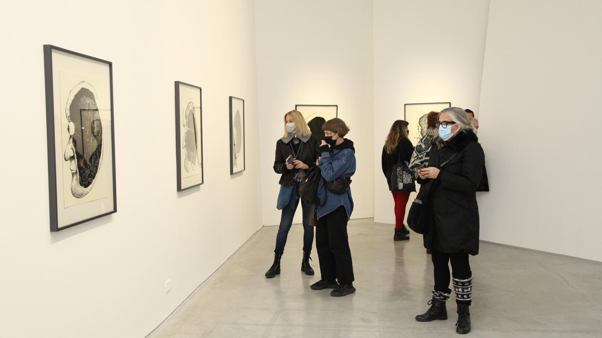 Los dibujos presentes en la muestra fueron secuenciados y están realizados con pastel tiza sobre papel (Guido Limardo)