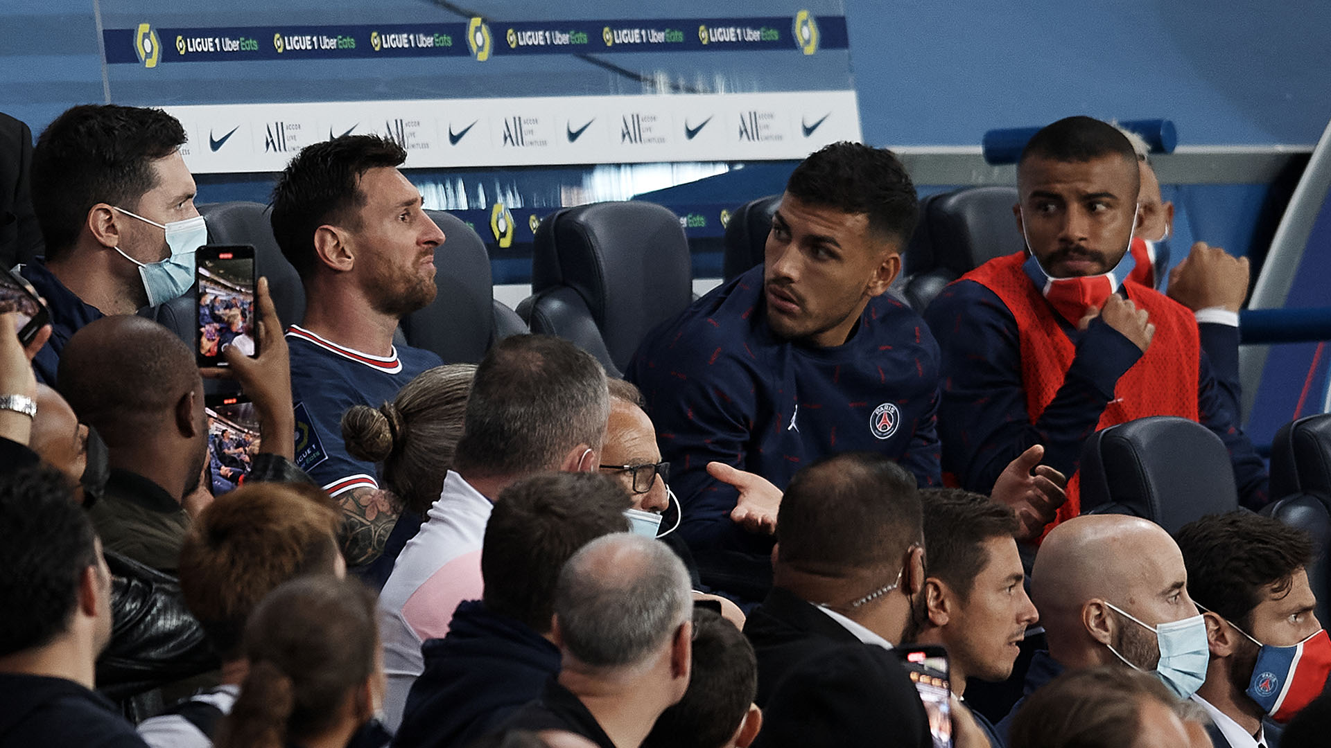 Una imagen que se hizo viral: Paredes gesticula ante un Messi serio en el banco de suplentes. Todos alrededor se detienen en la imagen de la Pulga (Jose Breton/Pics Action/NurPhoto)