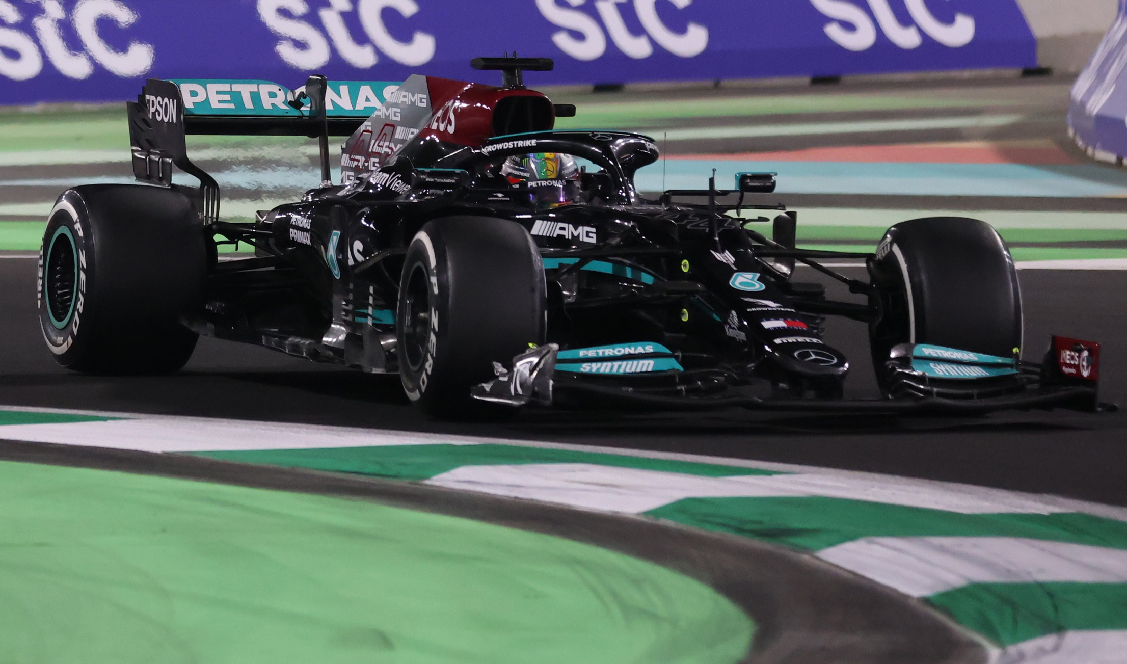 Lewis Hamilton viene de ganar las últimas tres carreras y alcanzó a Verstappen en la punta del campeonato (REUTERS/Ahmed Yosri)