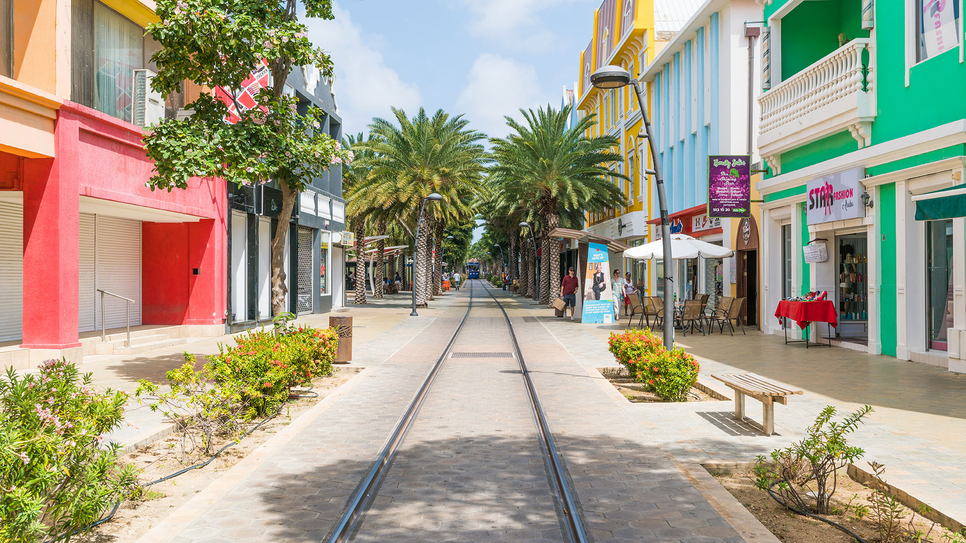Si se viaja a Aruba, no se puede dejar de visitar Oranjestad, la Capital de la isla en donde se encontrarán las tiendas de lujo con las más reconocidas marcas del mundo rodeadas de edificios emblemáticos restaurados