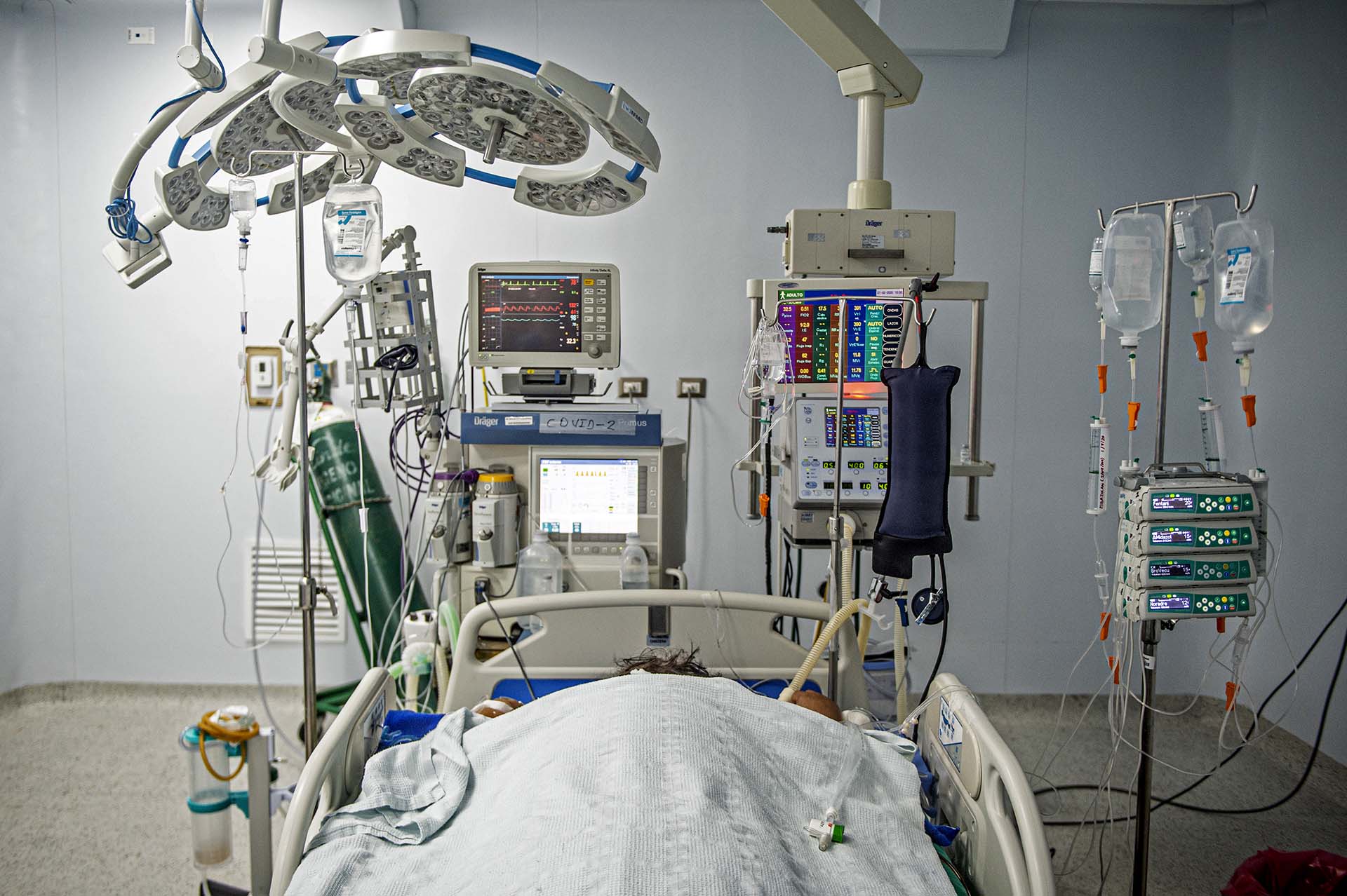 Un paciente de COVID-19, en la unidad de terapia intensiva del hospital Alberto Sabogal Sologuren de Lima, Perú (2 de julio)