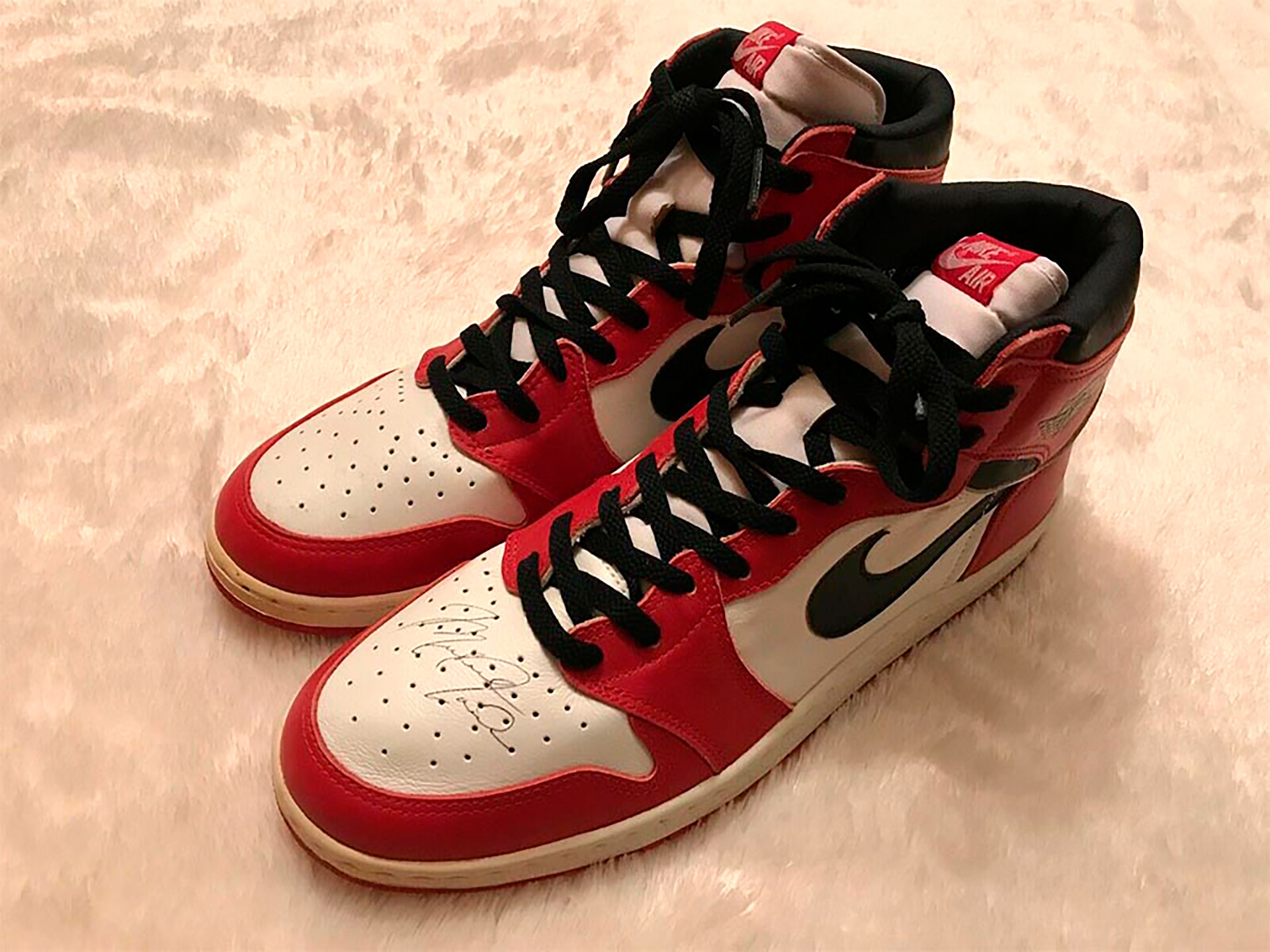 Agente de mudanzas canal Parche Precio millonario y un especial detalle: salieron a la venta un par de las  primeras zapatillas que usó Michael Jordan en la NBA - Infobae