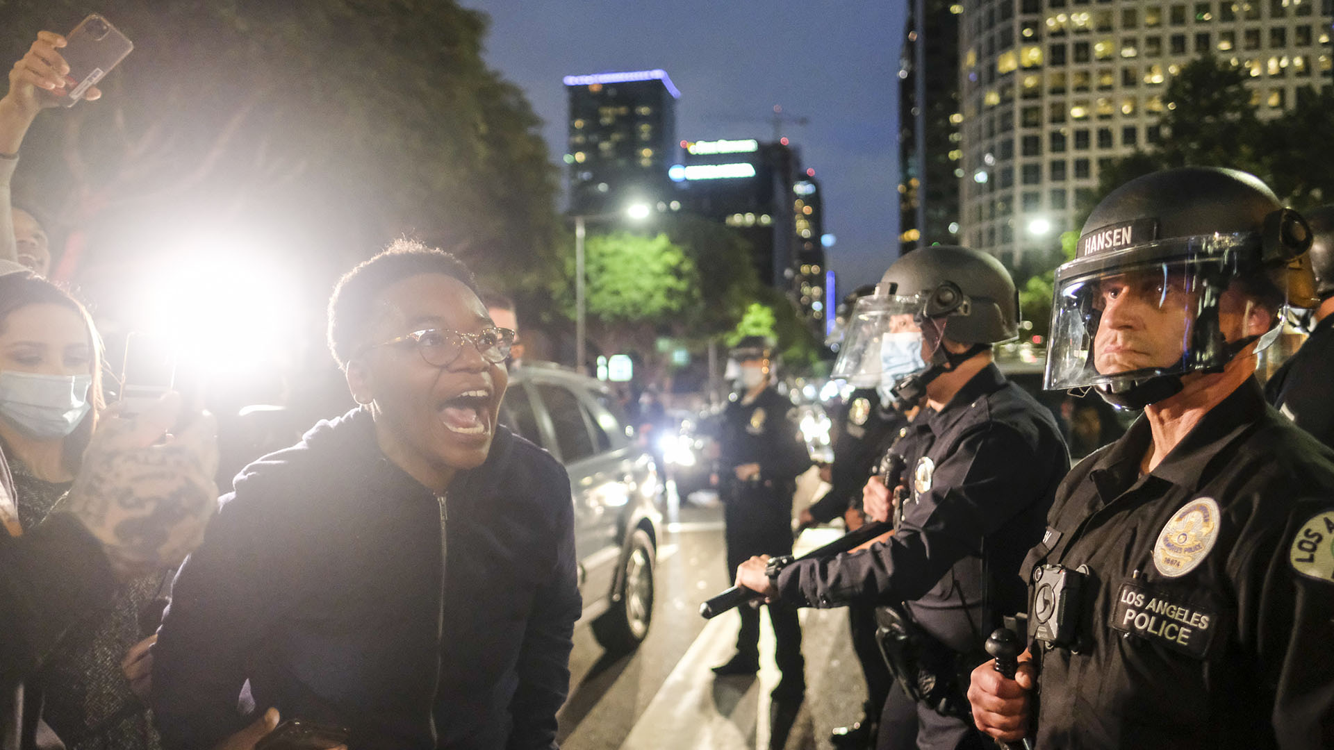 Manifestantes protestan a los policías (AP Photo/Ringo H.W. Chiu)