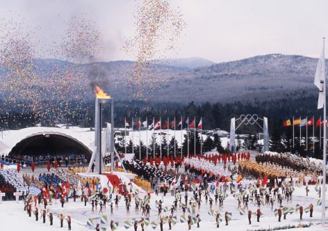 Espectadores y atletas de todo el mundo asisten a la ceremonia de apertura de los XIII Juegos Olímpicos de Invierno el 14 de febrero de 1980 en Lake Placid.