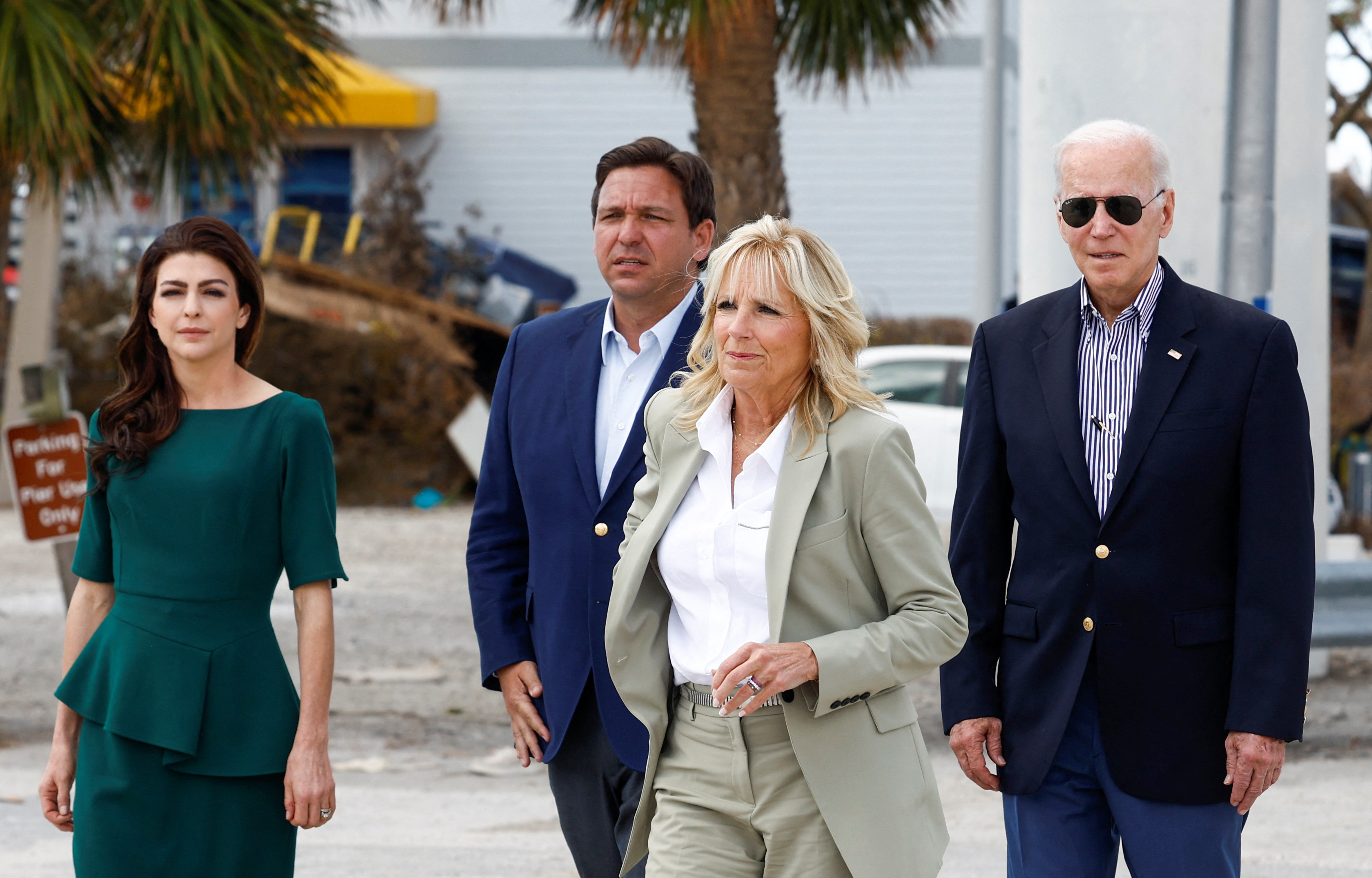 El presidente Joe Biden y la primera dama Jill Biden caminan junto a Ron DeSantis y Casey DeSantis durante una visita a Florida (REUTERS/Evelyn Hockstein)