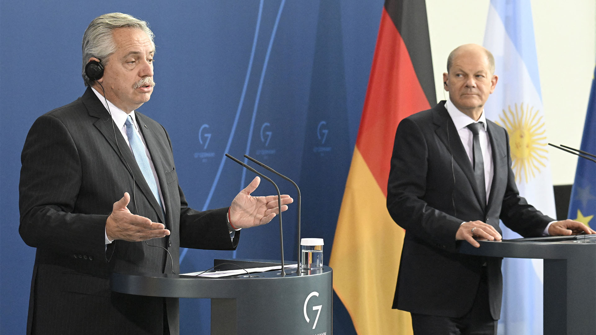 El presidente de Argentina, Alberto Ángel Fernández (izq.), y el canciller alemán, Olaf Scholz, ofrecen una rueda de prensa conjunta en la Cancillería de Berlín, el 11 de mayo de 2022. (AFP)