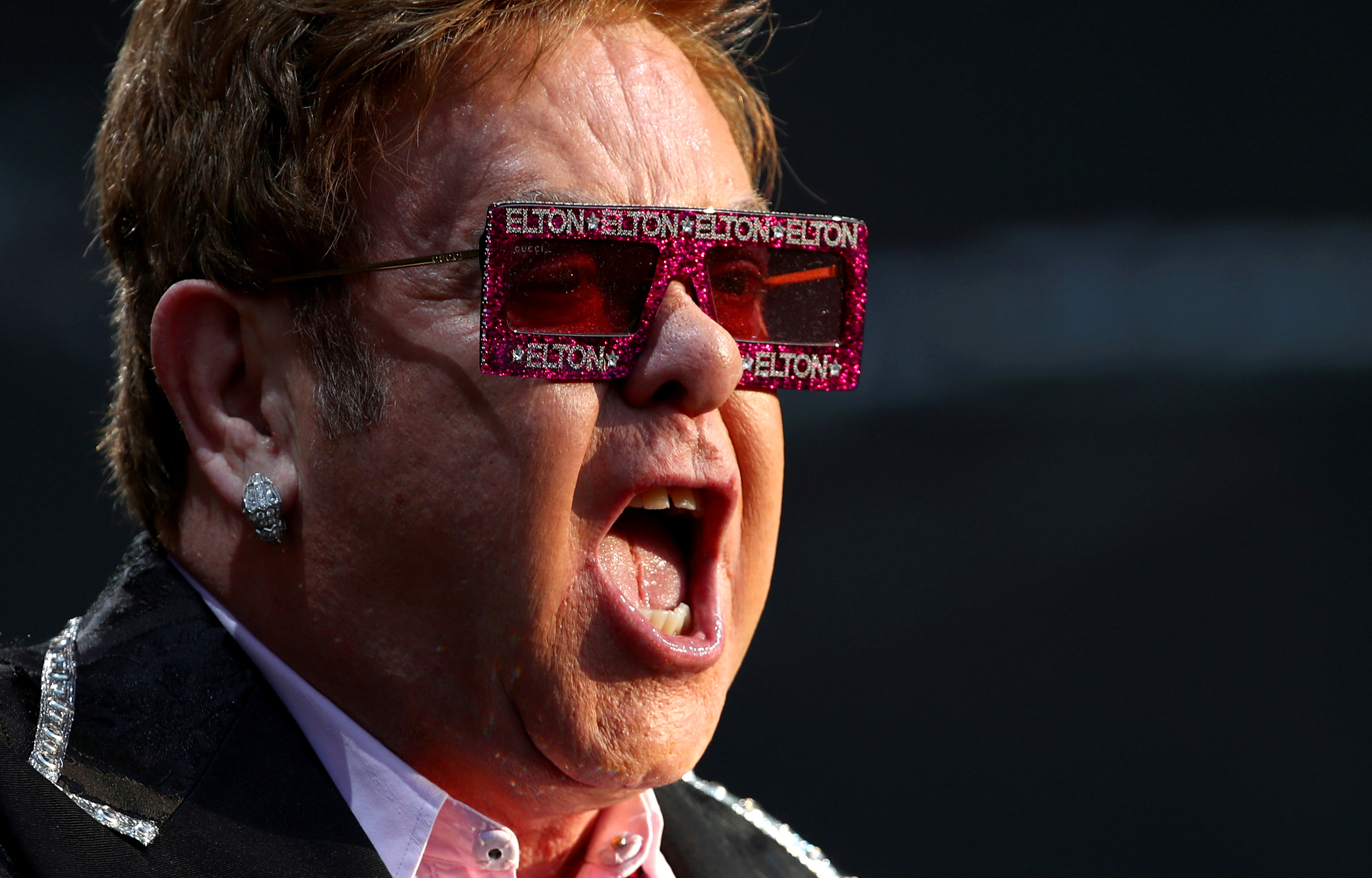 Elton John confesó que por las drogas había "perdido una gran parte de mi vida en vano" Foto: REUTERS/Denis Balibouse   