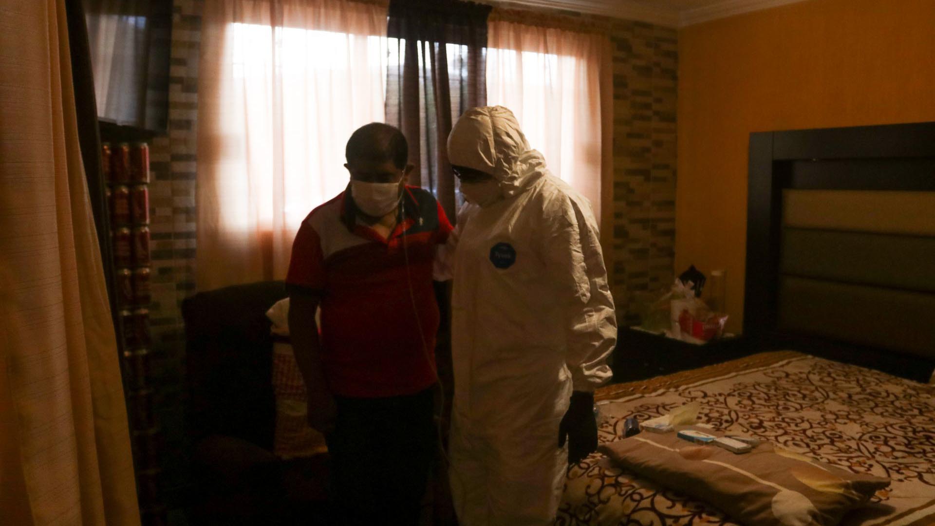 Durante su jornada laboral continúan realizando traslados de pacientes con síntomas de COVID-19 (Foto: Cuartoscuro)
