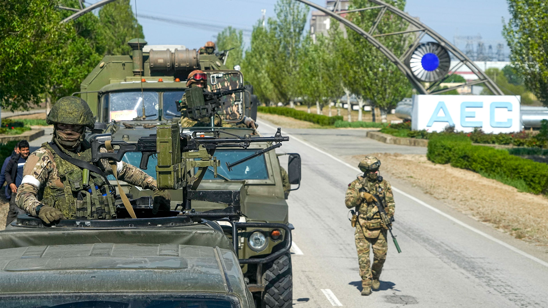 Un convoy ruso en la carretera camino a la planta nuclear de Zaporizhzhia (AP Photo/Archivo)