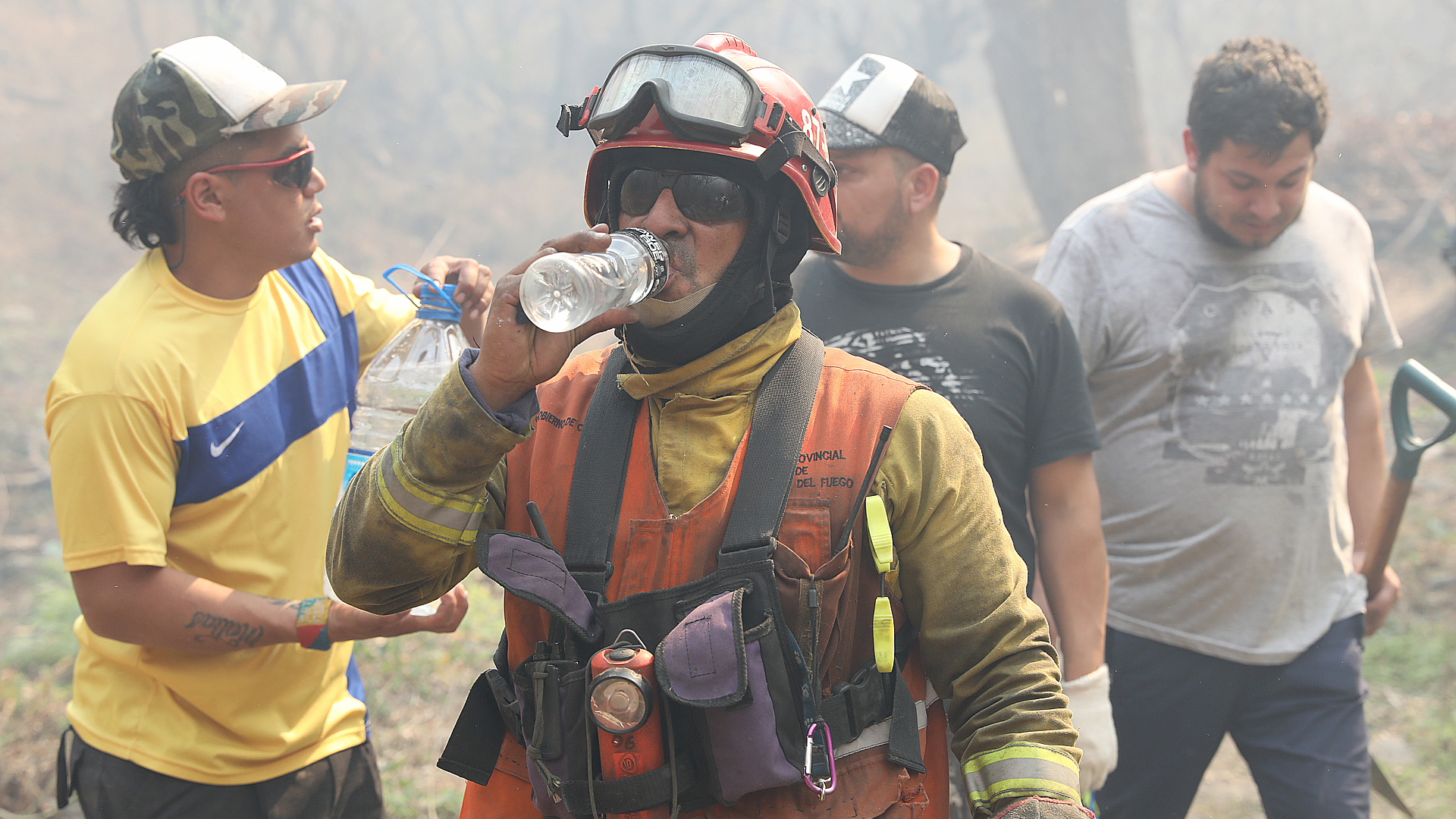 Los bomberos voluntarios trabajan desde hace más de una semana para controlar las llamas en Córdoba.