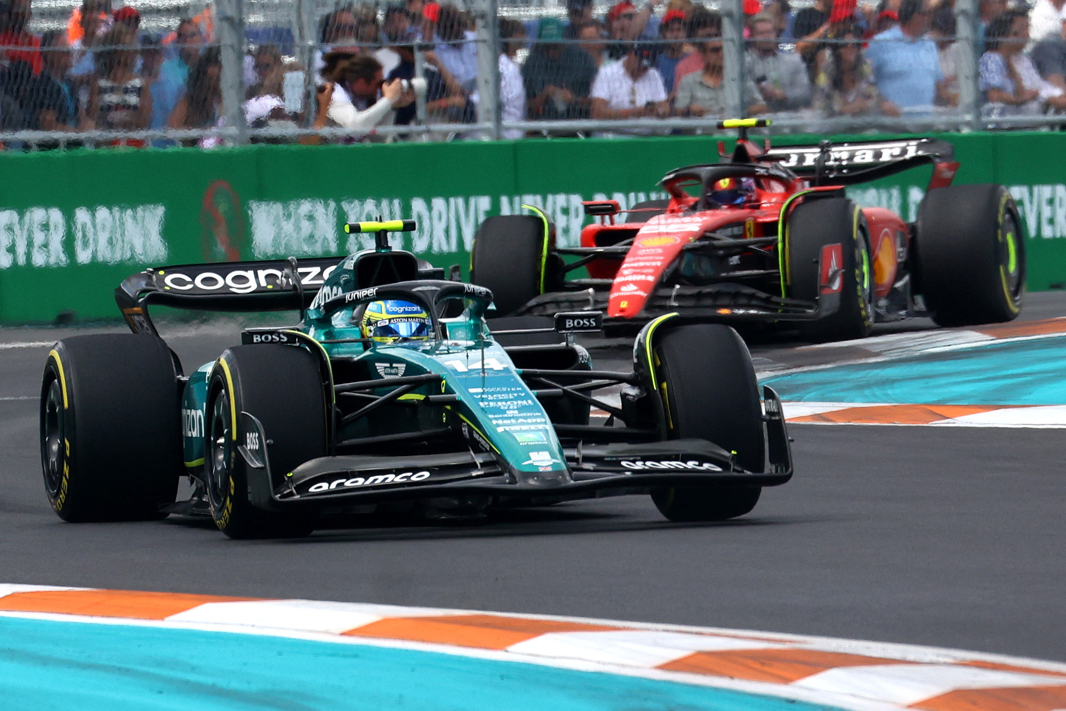 Fernando Alonso y Carlos Sainz durante el Gran Premio de Miami de F1 (Reuters/Mike Segar)