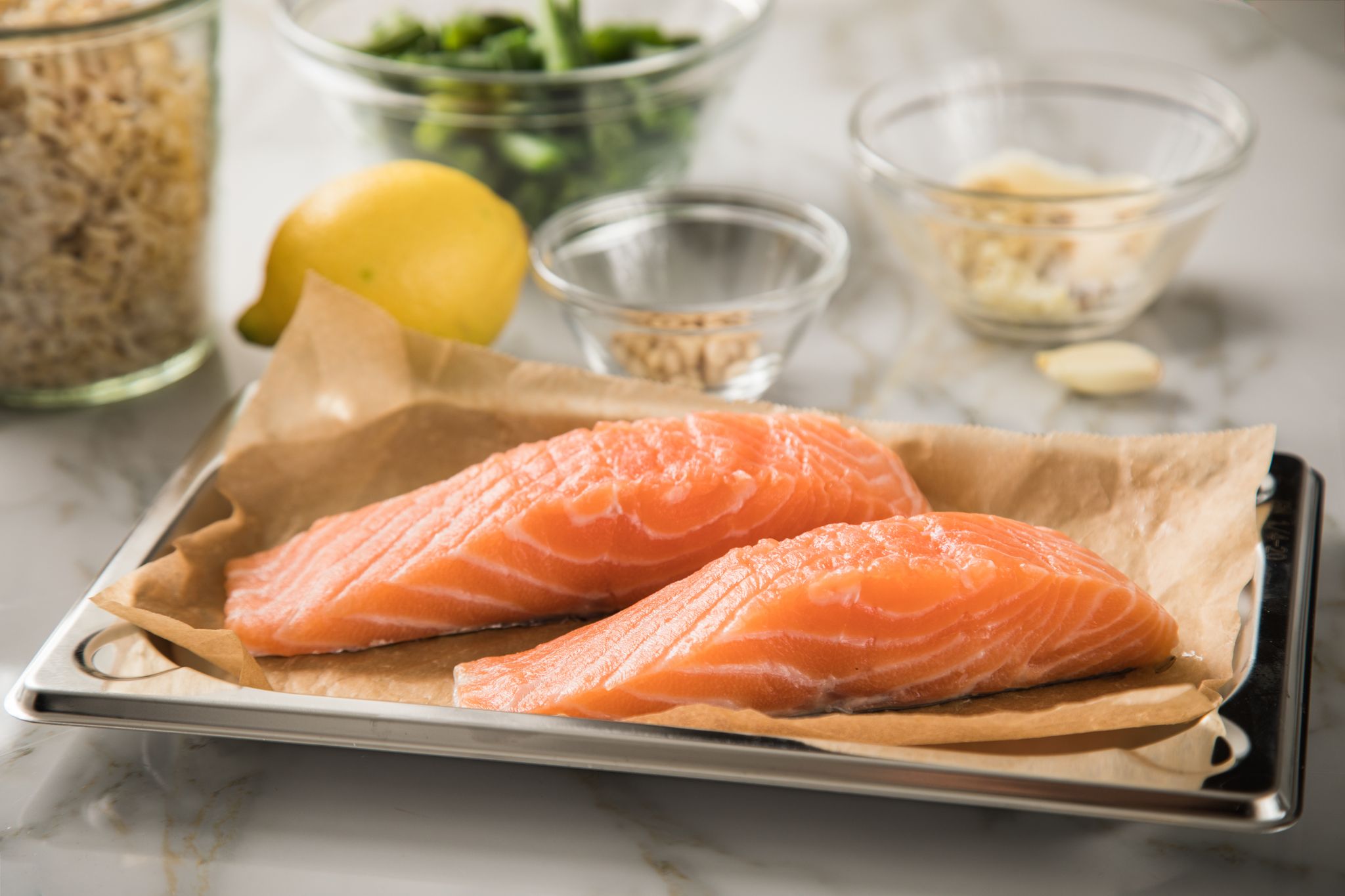 El salmón se caracteriza por ser uno de los pescados con altos niveles de grasas saludables omega-3 (Christin Klose/dpa)