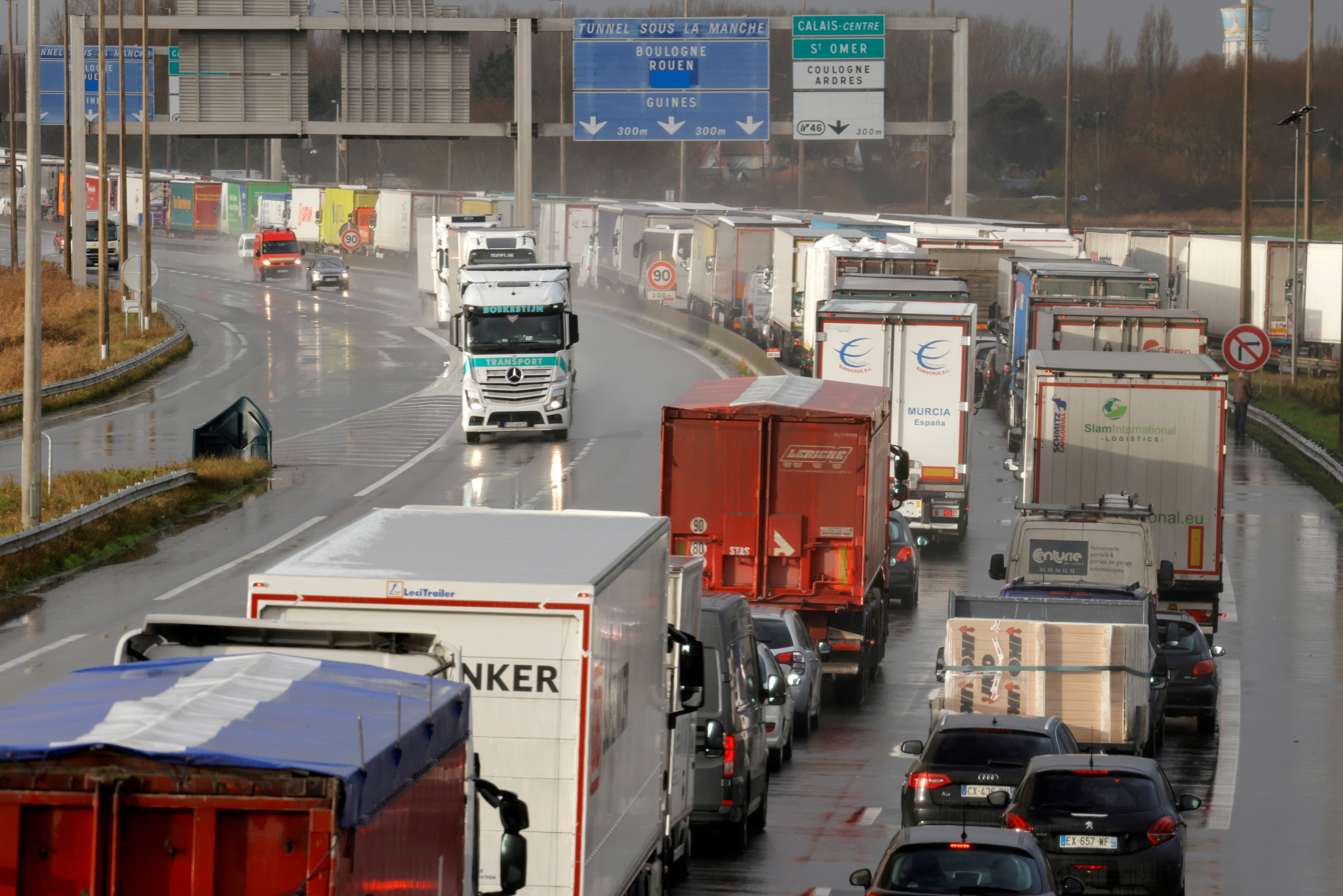 Camiones en la autopista de entrada al túnel de Calais, en el norte de Francia (Reuters)