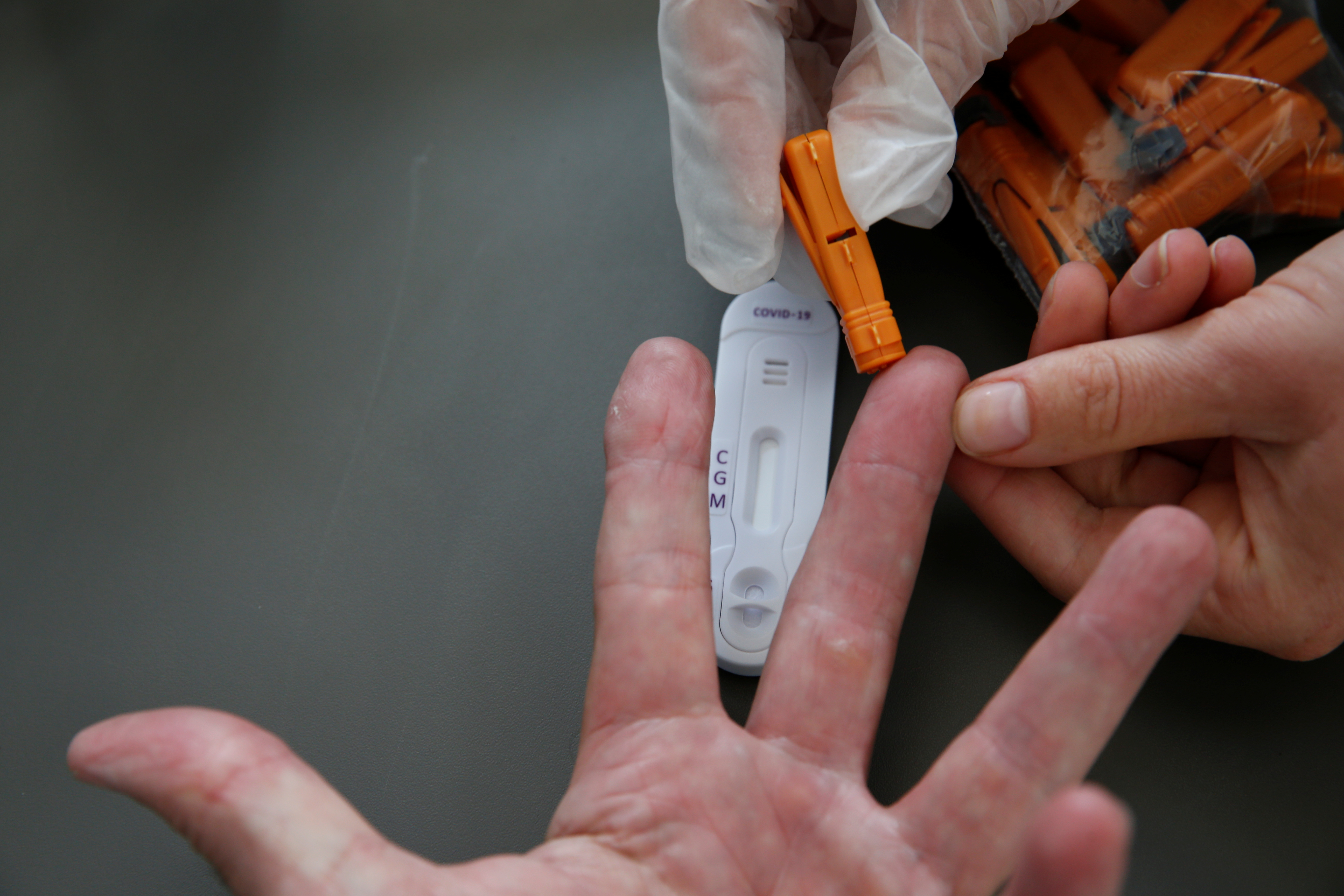 Una persona se somete a un test rápido de coronavirus en Francia (Reuters) 