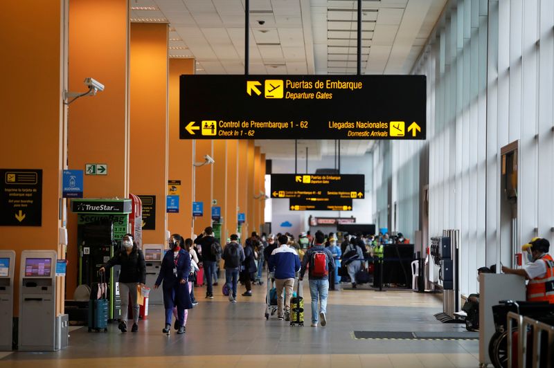 Pasajeros en aeropuerto Jorge Chávez.