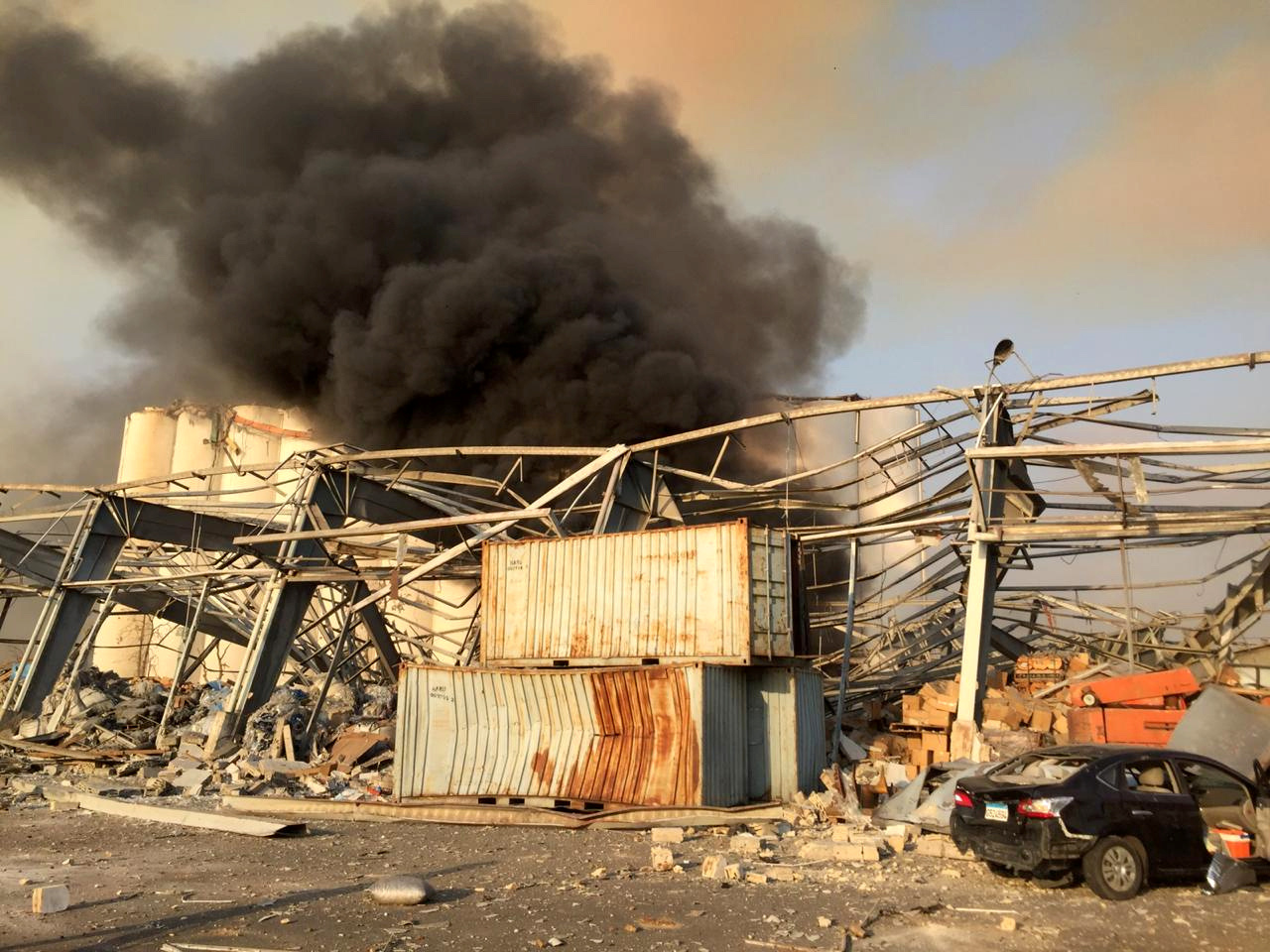Como el humo del incendio y la primera explosión era visible a distancia, varias personas desde numerosos puntos de la capital se encontraban grabando la escena cuando ocurrió la explosión (Reuters/ Mohamed Azakir)