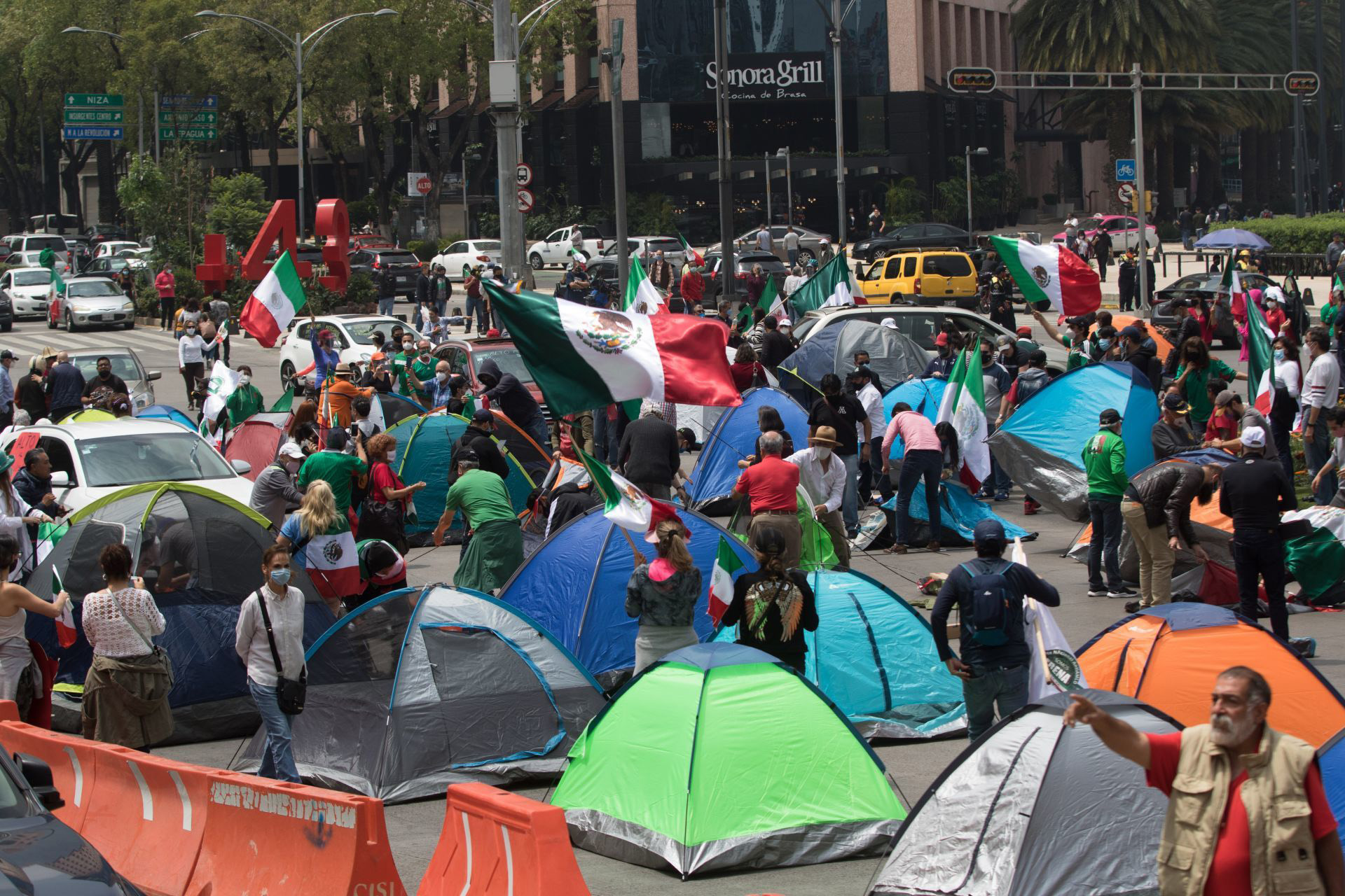 CIUDAD DE MÉXICO, 20SEPTIEMBRE2020.- Integrantes del Frente Nacional Anti-AMLO provenientes de diferentes estados de la República continúan con su plantón sobre avenida Juárez para exigir la renuncia del Jefe del Ejecutivo, al mediodía un caravana en auto de simpatizantes de este movimiento llegaron en apoyo por avenida Reforma, lo que aprovecharon para extender el plantón con casas de campaña en la glorieta en donde cruzan avenida Reforma, Juárez y Balderas. FOTO: MOISÉS PABLO/CUARTOSCURO.COM
