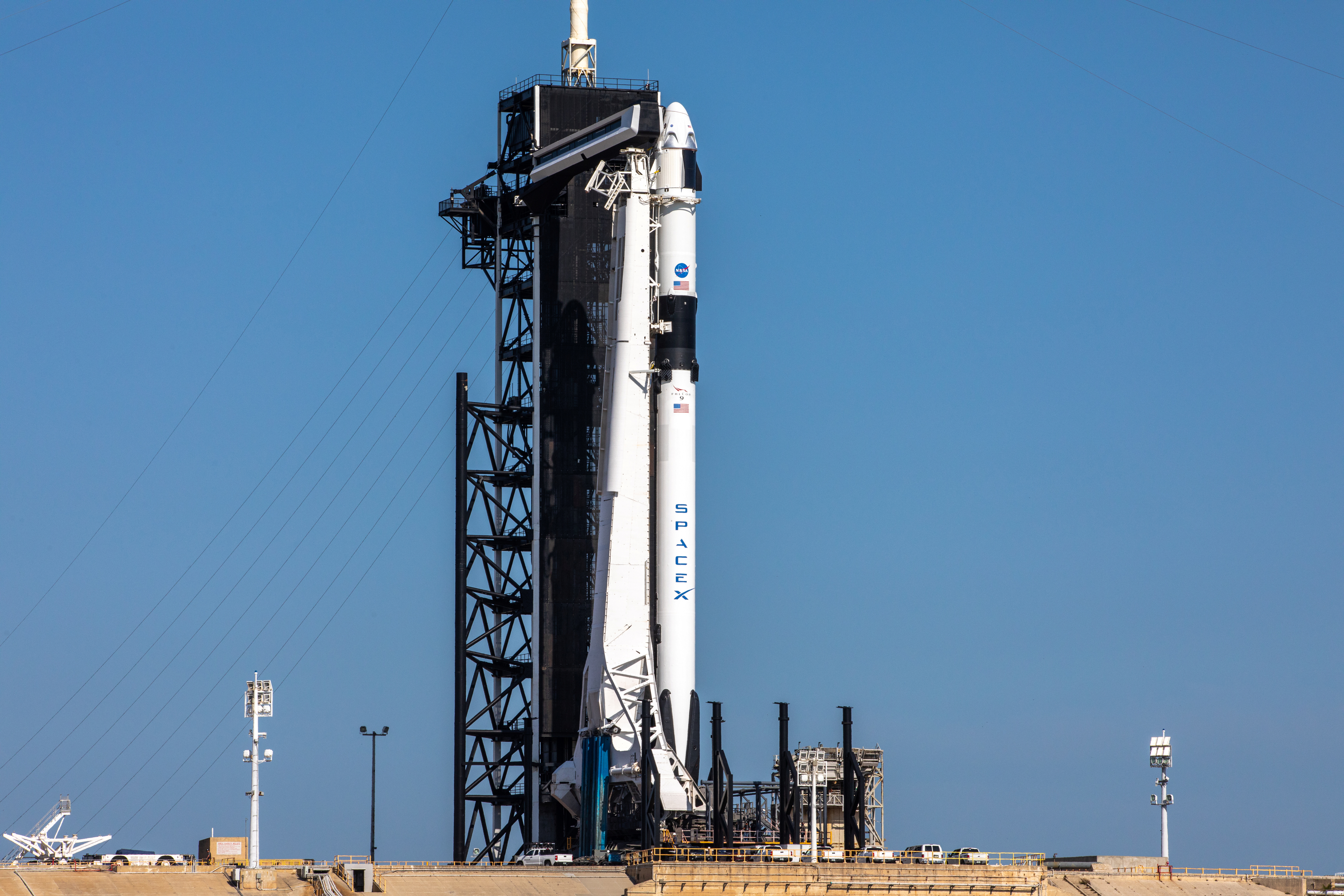 El cohete SpaceX Falcon 9, con el Dragón de la tripulación en la parte superior, está listo para su lanzamiento desde el Complejo de Lanzamiento 39A (NASA/KENNEDY SPACE CENTER/Kim Shiflett /Reparto a través de REUTERS)