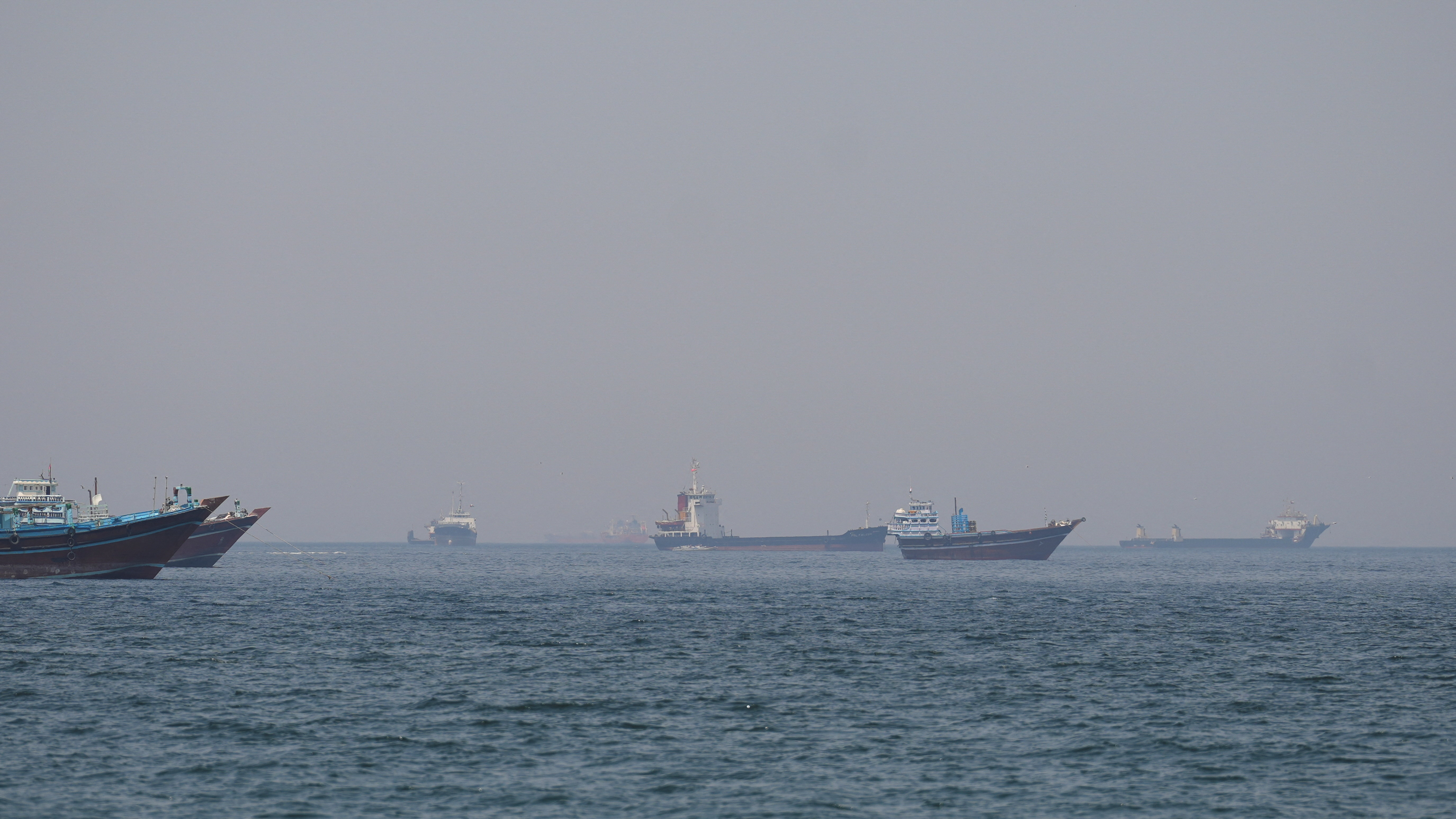 La agencia mar&iacute;tima brit&aacute;nica report&oacute; tres ataques a barcos en el Estrecho de Ormuz e Ir&aacute;n dice que captur&oacute; a dos portacontenedores