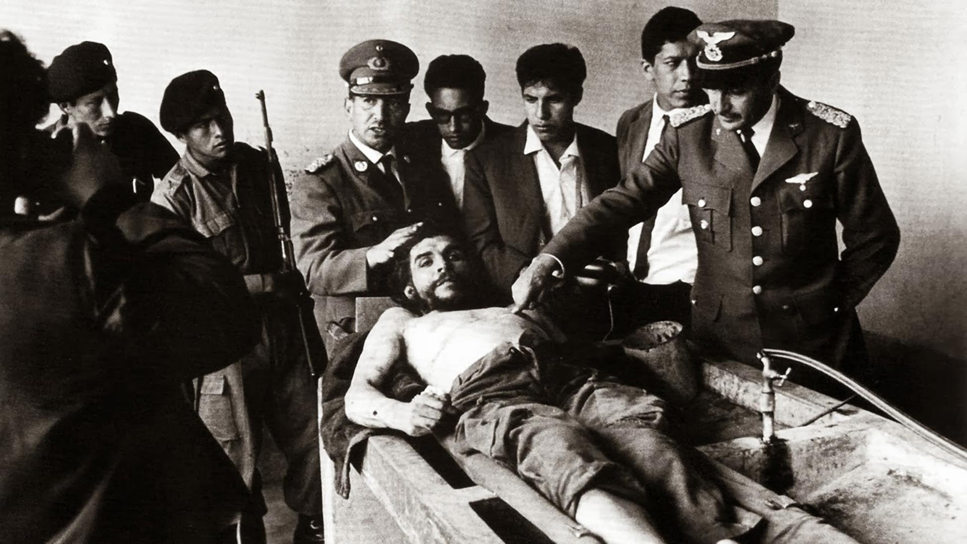 El cuerpo de Che Guevara tras su ejecución a manos del suboficial Mario Terán
