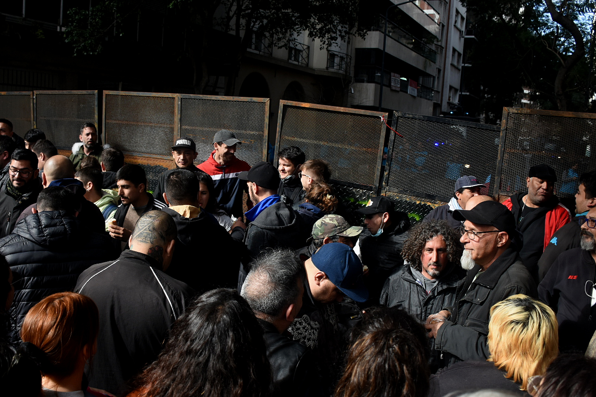 Los primeros manifestantes que comenzaron a congregarse en Recoleta