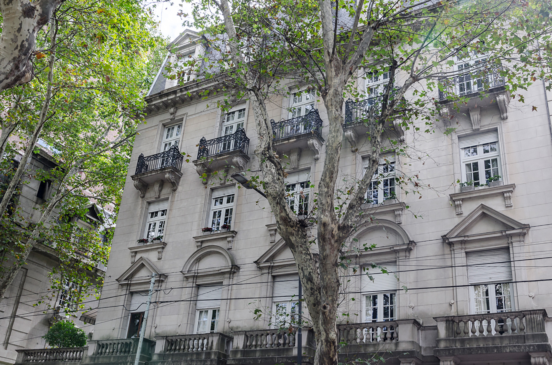 El edificio está ubicado en el barrio de Recoleta 