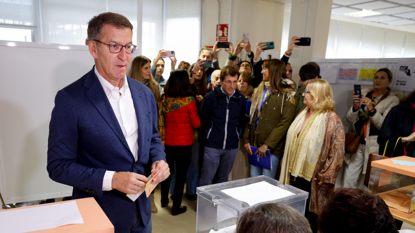El presidente del Partido Popular, Alberto NÃºÃ±ez FeijÃ³o vota en el colegio electoral del Ramiro de Maeztu en Madrid este domingo durante las elecciones municipales y autonÃ³micas. EFE/Ballesteros