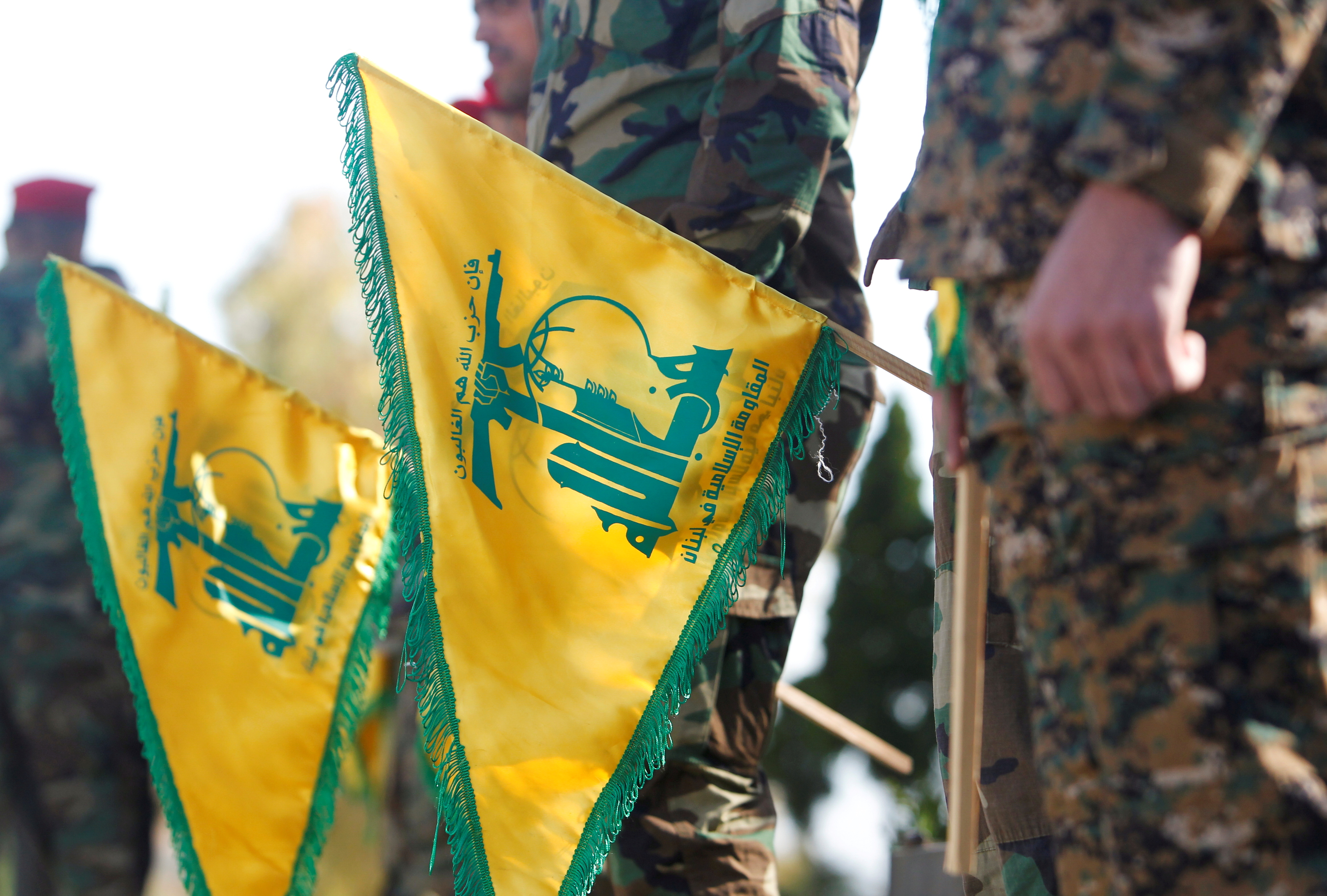 Miembros de Hezbollah sostienen banderines durante el "Día de la resistencia y la liberación" (REUTERS/Aziz Taher/Archivo)