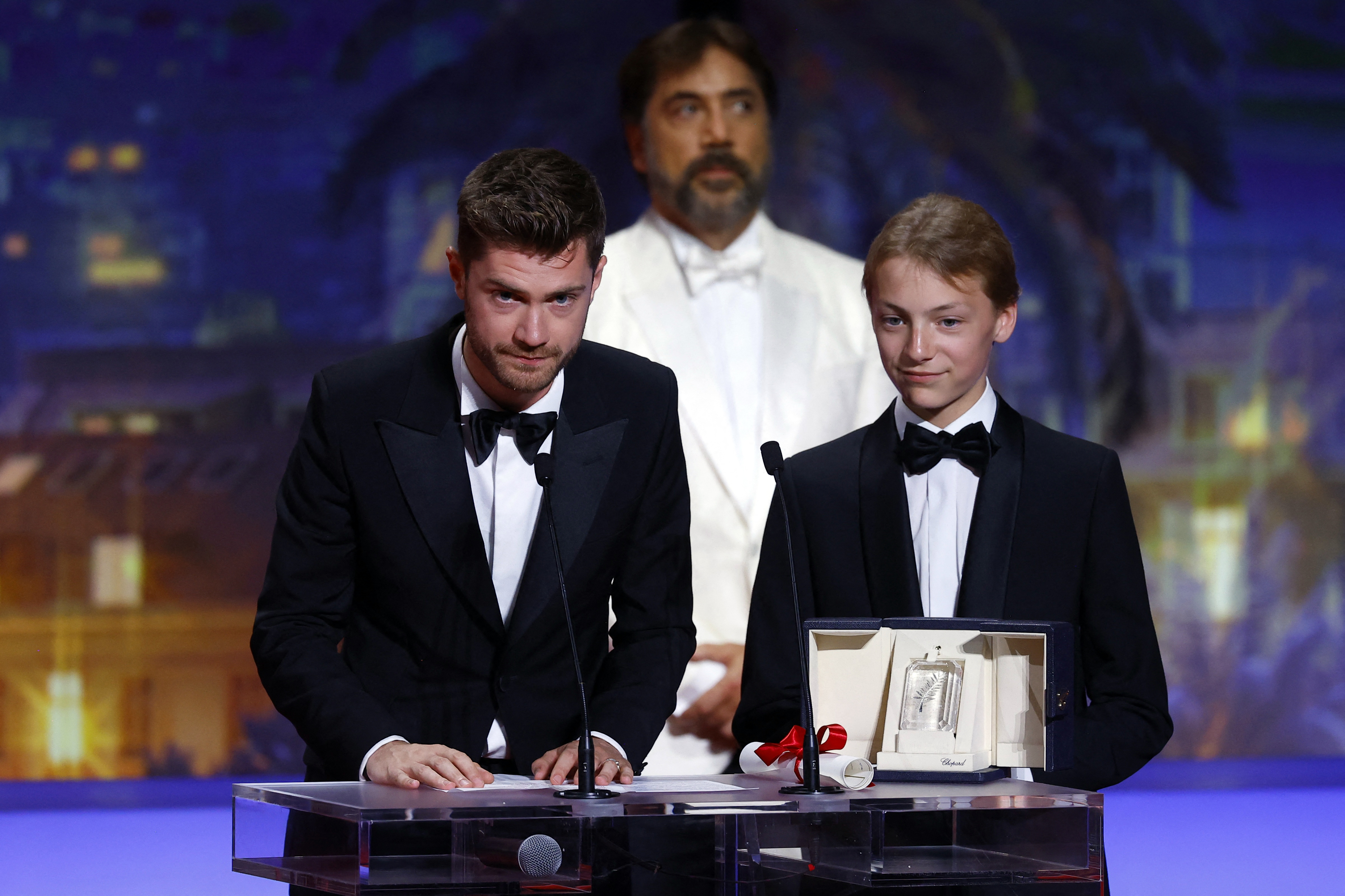 El cineasta belga Lukas Dhont agradece el Gran Premio del Jurado por la película "Close". A su lado, el actor Eden Dambrine. REUTERS/Eric Gaillard