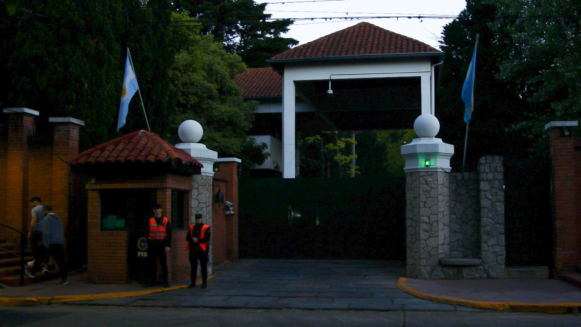 La historia del peluquero que creó la tradición de usar máscaras a fin de año en Ecuador 