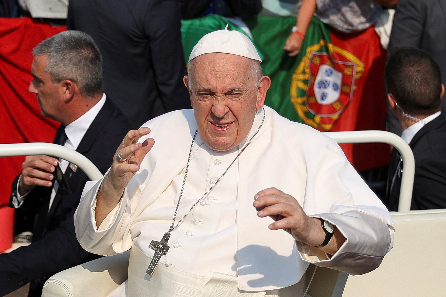 El papa Francisco visitó el santuario de Fátima con la presencia de 200.000 fieles