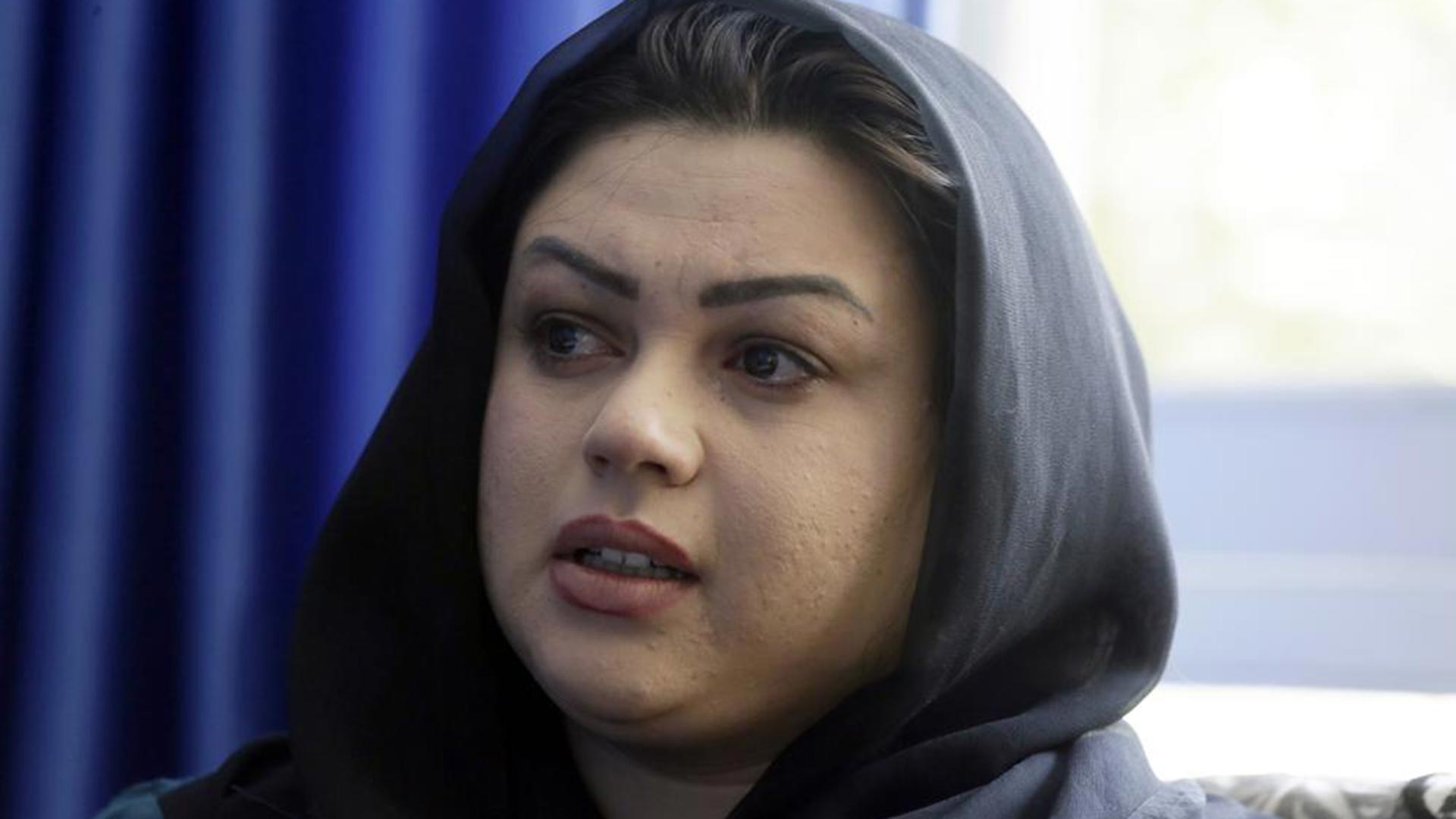 Zarmina Kakar, una activista por los derechos de las mujeres, llora durante una entrevista con The Associated Press en Kabul. Kakar tenía un año cuando los talibanes entraron en Kabul por primera vez en 1996, y recordó una época en la que su madre la llevó a comprar su helado, cuando gobernaban los talibanes. Su madre fue azotada por un combatiente talibán por dejar al descubierto su rostro durante un par de minutos. "Hoy nuevamente, siento que si los talibanes llegan al poder, volveremos a los mismos días oscuros", dijo (AP)