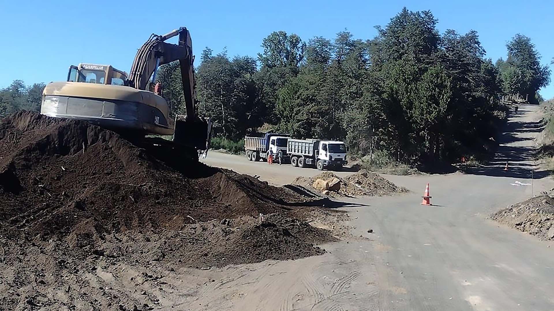 La obra bloqueada tiene una extensión de 6 kilómetros y su construcción busca descongestionar el centro de Villa la Angostura, principalmente de los camiones que cruzan desde y hacia Chile