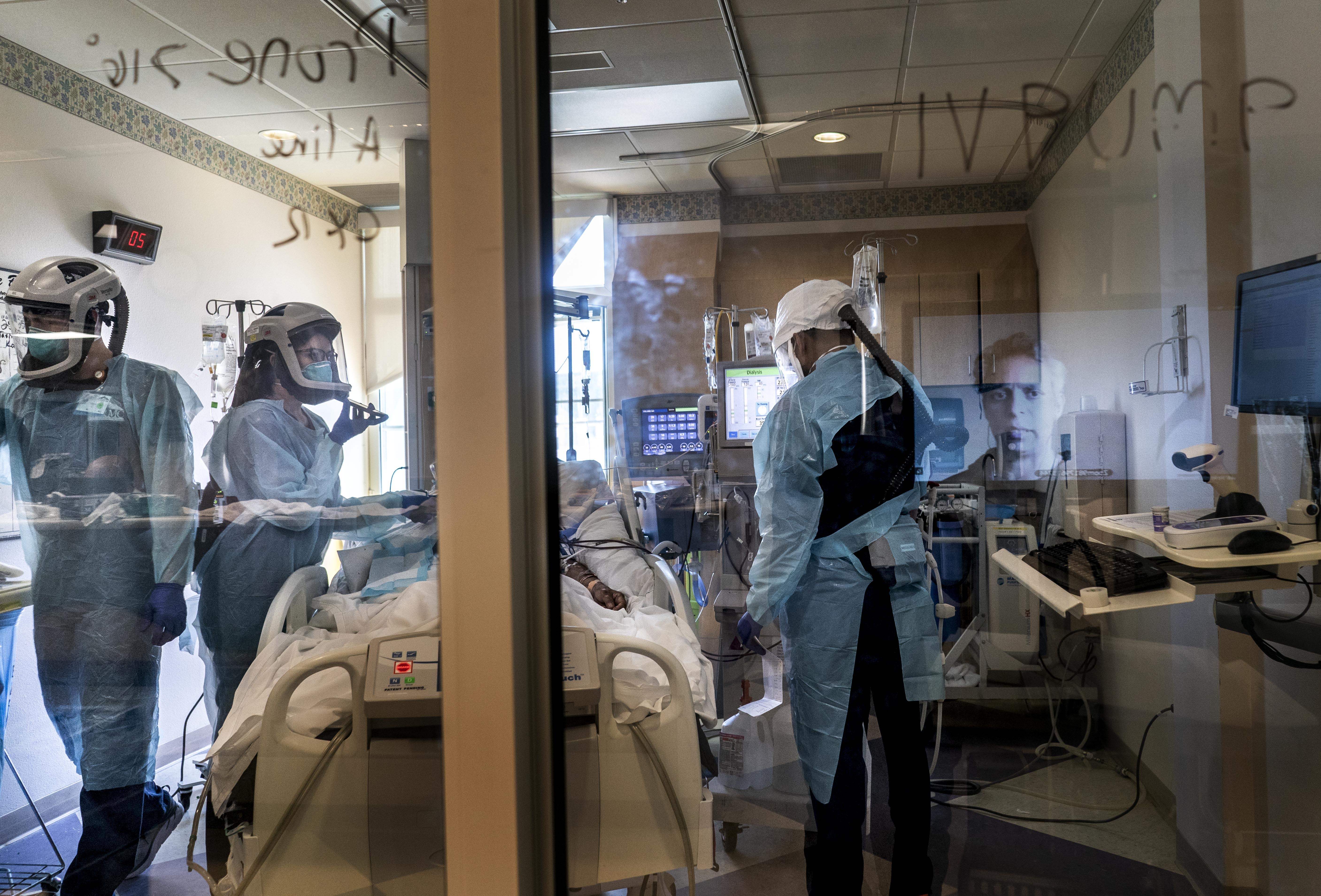 Personal médico atiende a pacientes contagoados de COVID-19 en El Centro Regional Medical Center en California (Foto: Washington Post/Melina Mara)