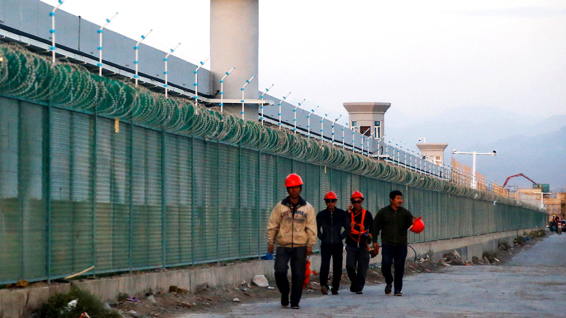 Trabajadores en lo que se sospecha es uno de los campos de concentración de la región china de Dabancheng, en Xinjiang. REUTERS/Thomas Peter/File Photo