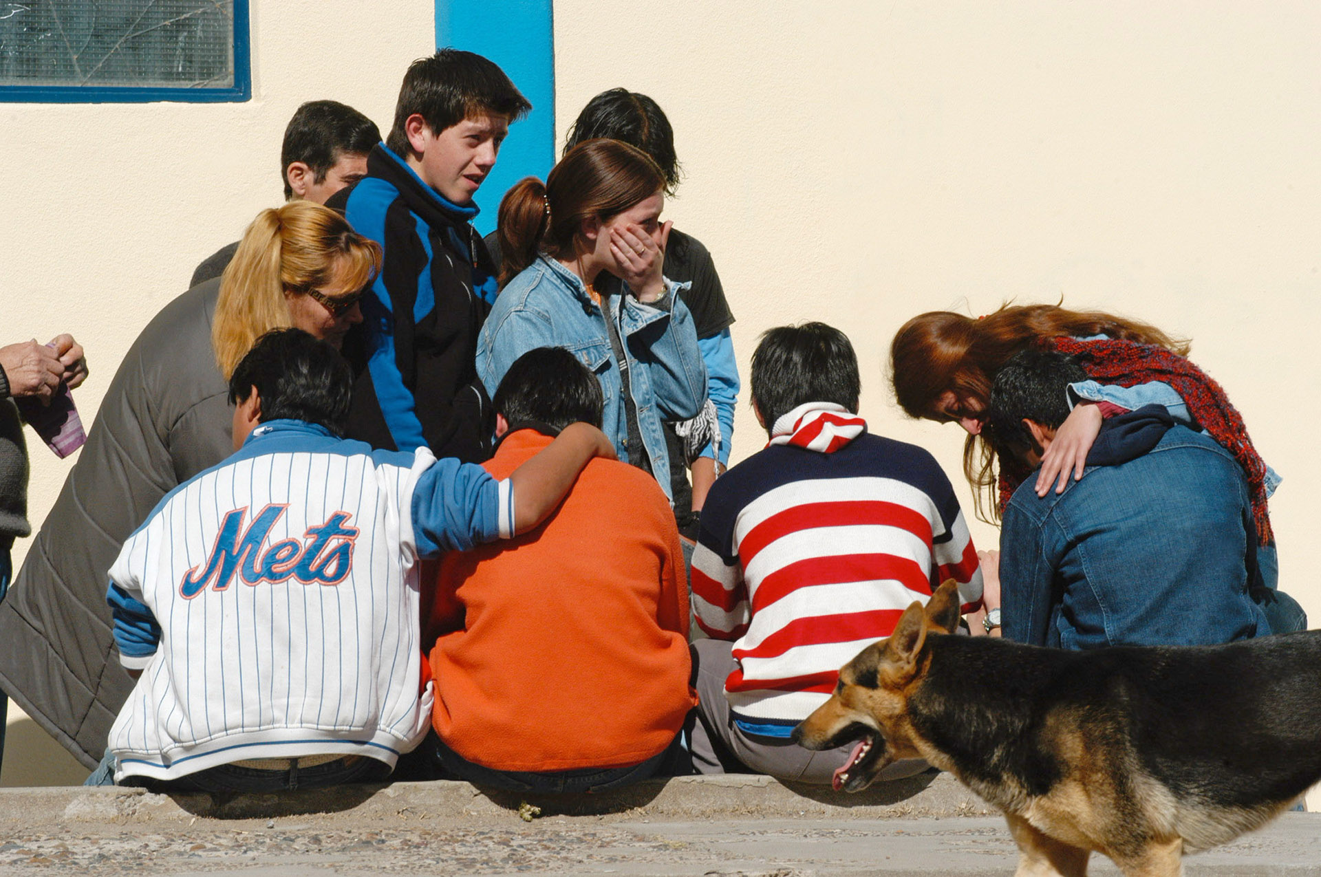 Una imagen de estudiantes frente a un nuevo aniversario de la Masacre de Patagones, la vez en la que un alumno vació el cargador de una Browning 9 milímetros en un aula (Enrique Medina)