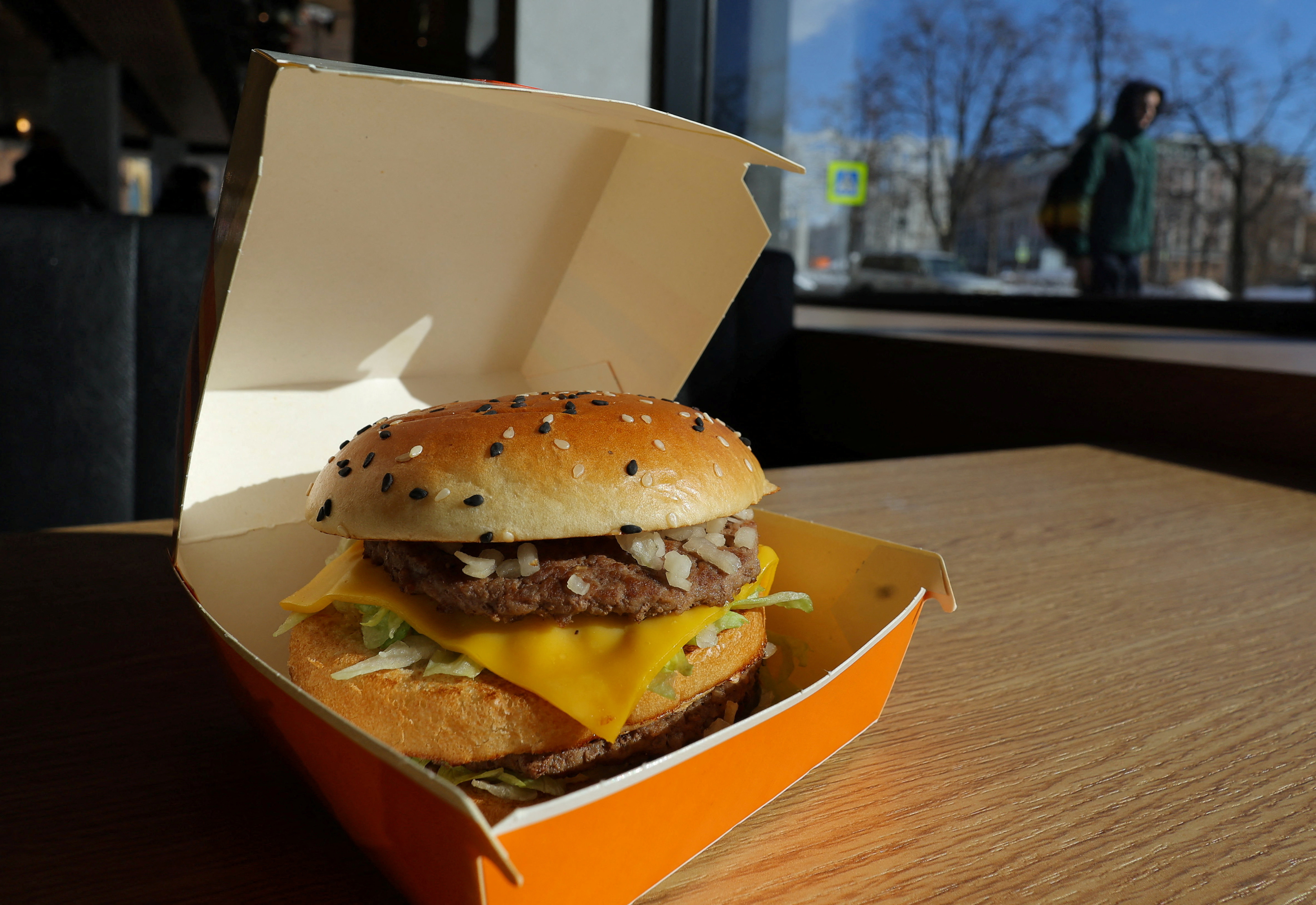 Se actualiz&oacute; el &iacute;ndice Big Mac de The Economist: qu&eacute; dice el precio de la famosa hamburguesa sobre el d&oacute;lar en la Argentina