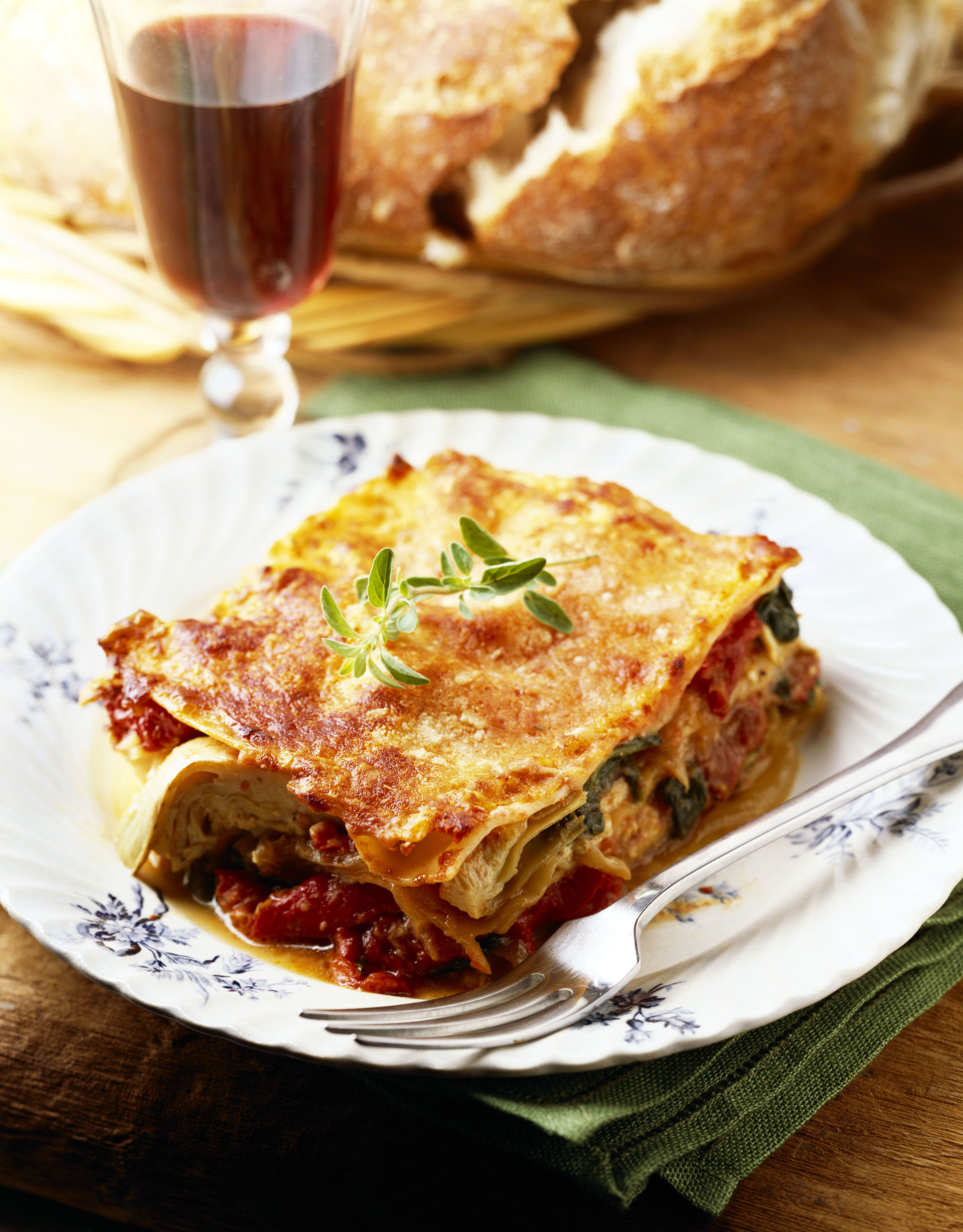 Podés rellenar la lasaña solo con la carne. O hacerla vegetariana colocando la bechamel y un ratatouille de tus verduras favoritas (Getty Images)