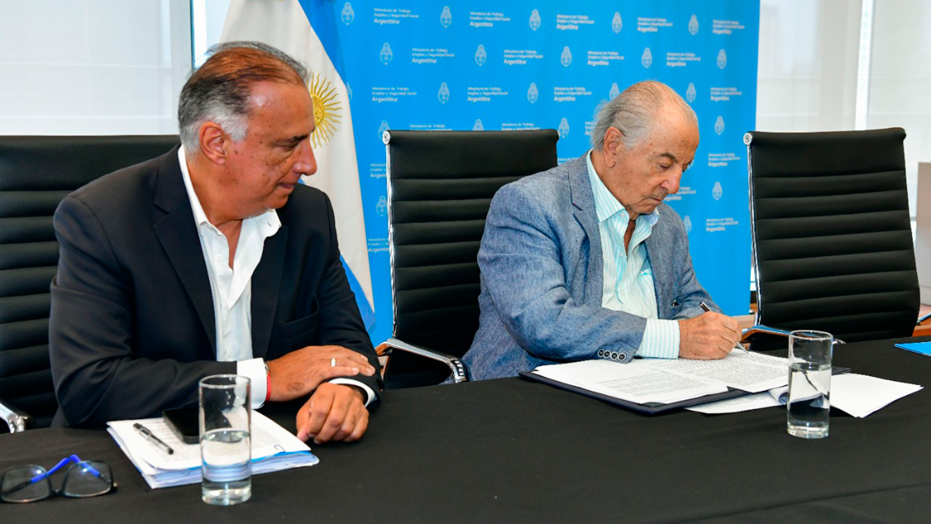 Los sindicalistas Armando Cavalieri y Carlos Pérez, en la firma de las paritarias de Comercio
